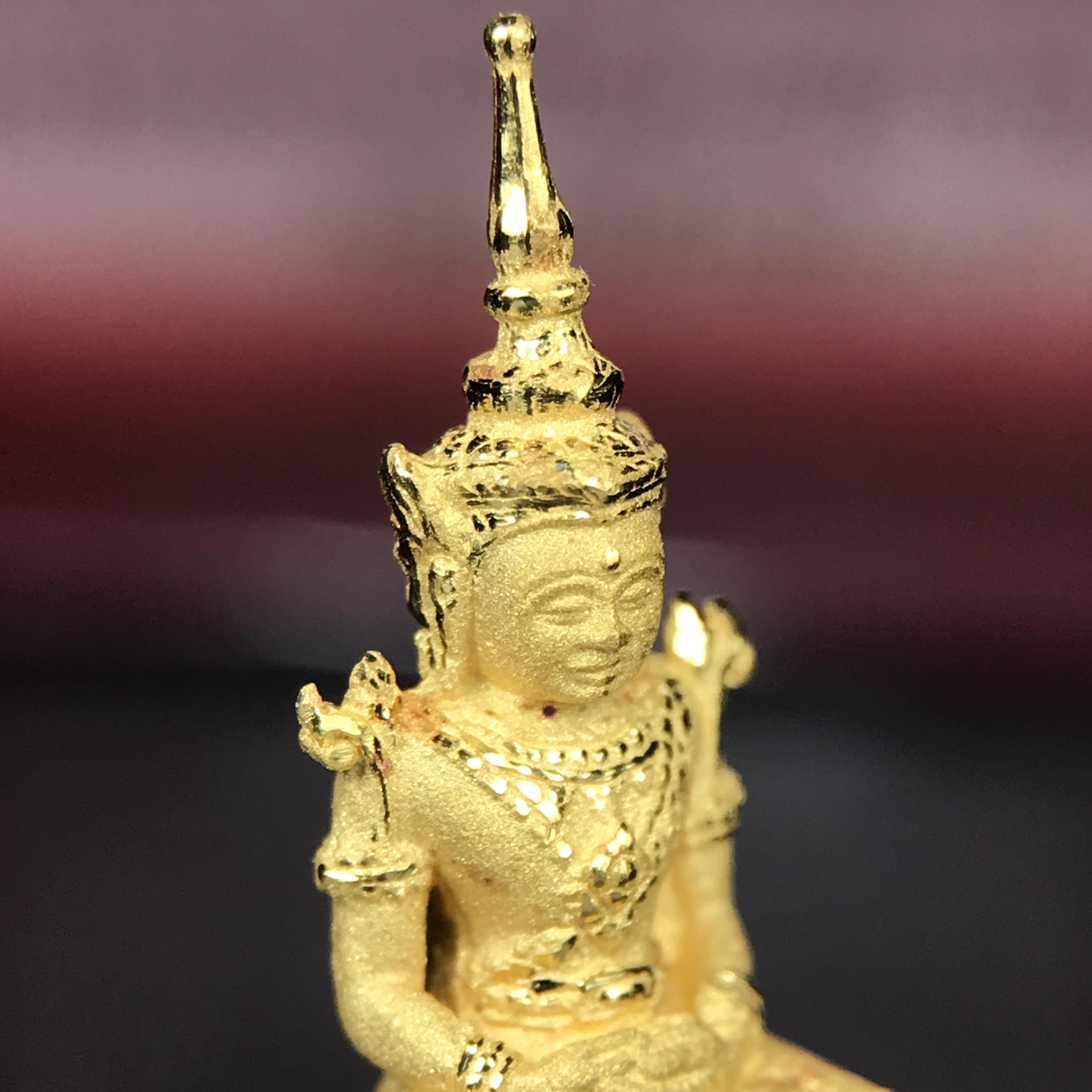 พระแก้วมรกต ภปร.(รุ่นแรก) ปี2545 จัดสร้างในมหาวโรกาส พระบาทสมเด็จพระเจ้าอยู่หัวรัชกาลที่ 9 ครบรอบ 75 พรรษา และฉลองกรุงรัตนโกสินทร์ครบ 220 ปี พิมพ์ลอยองค์เล็ก เนื้อทองคำบริสุทธิ์ 96.5%(6.5กรัม) ขนาด 10*19 มม. พร้อมกล่องเดิมสวยครบสมบูรณ์(1ใน2000องค์)หายาก