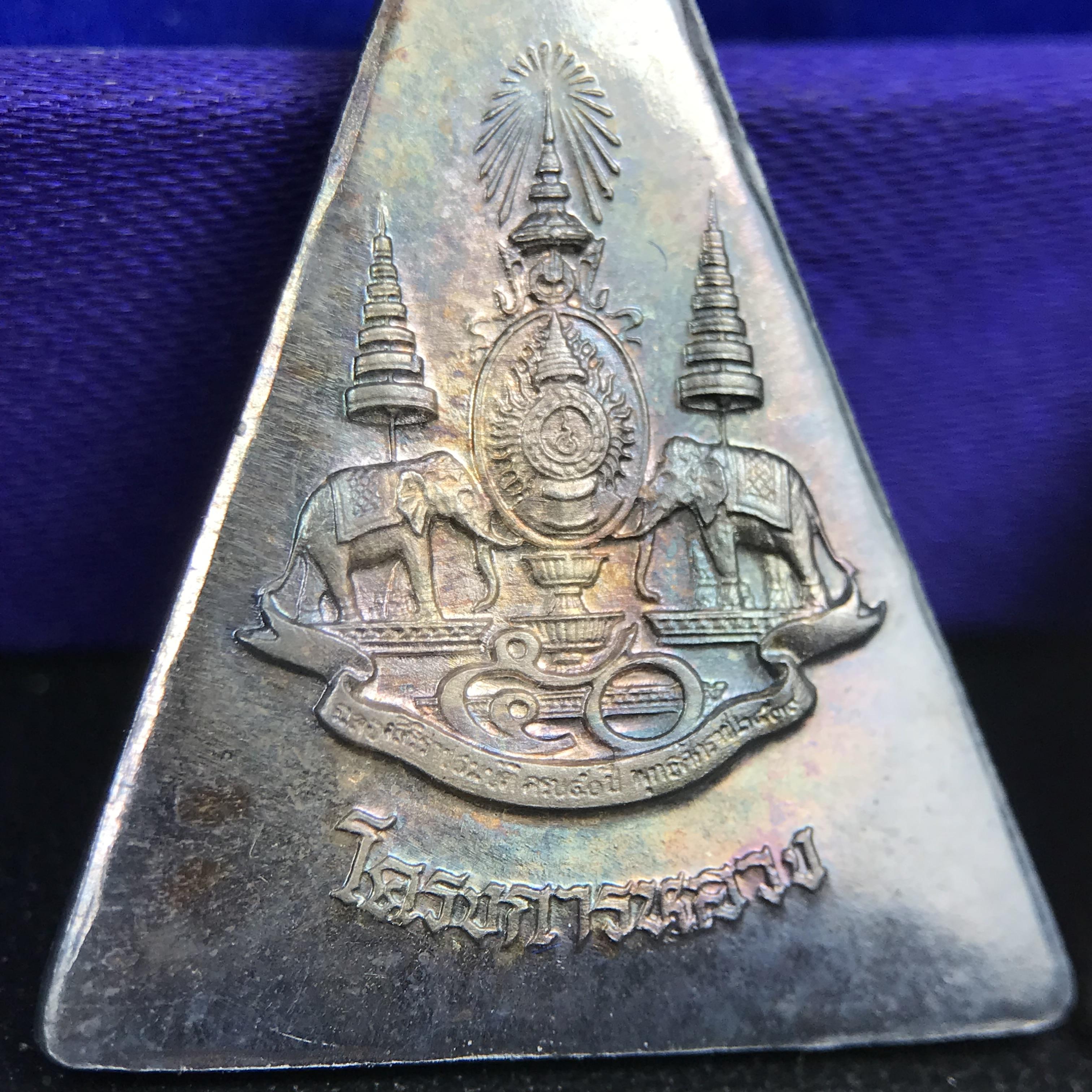 พระพุทธนวราชบพิตร พระพิมพ์จิตรลดา โครงการหลวง ปี2539 (พิมพ์ใหญ่+พิมพ์เล็ก) เนื้อเงินผิวเดิมขึ้นสีรุ่ง สวย แบบนิยมพร้อมกล่องบรรจุเดิม พิธีใหญ่ ปลุกเสกวัดพระแก้ว(1ชุด 2 องค์)