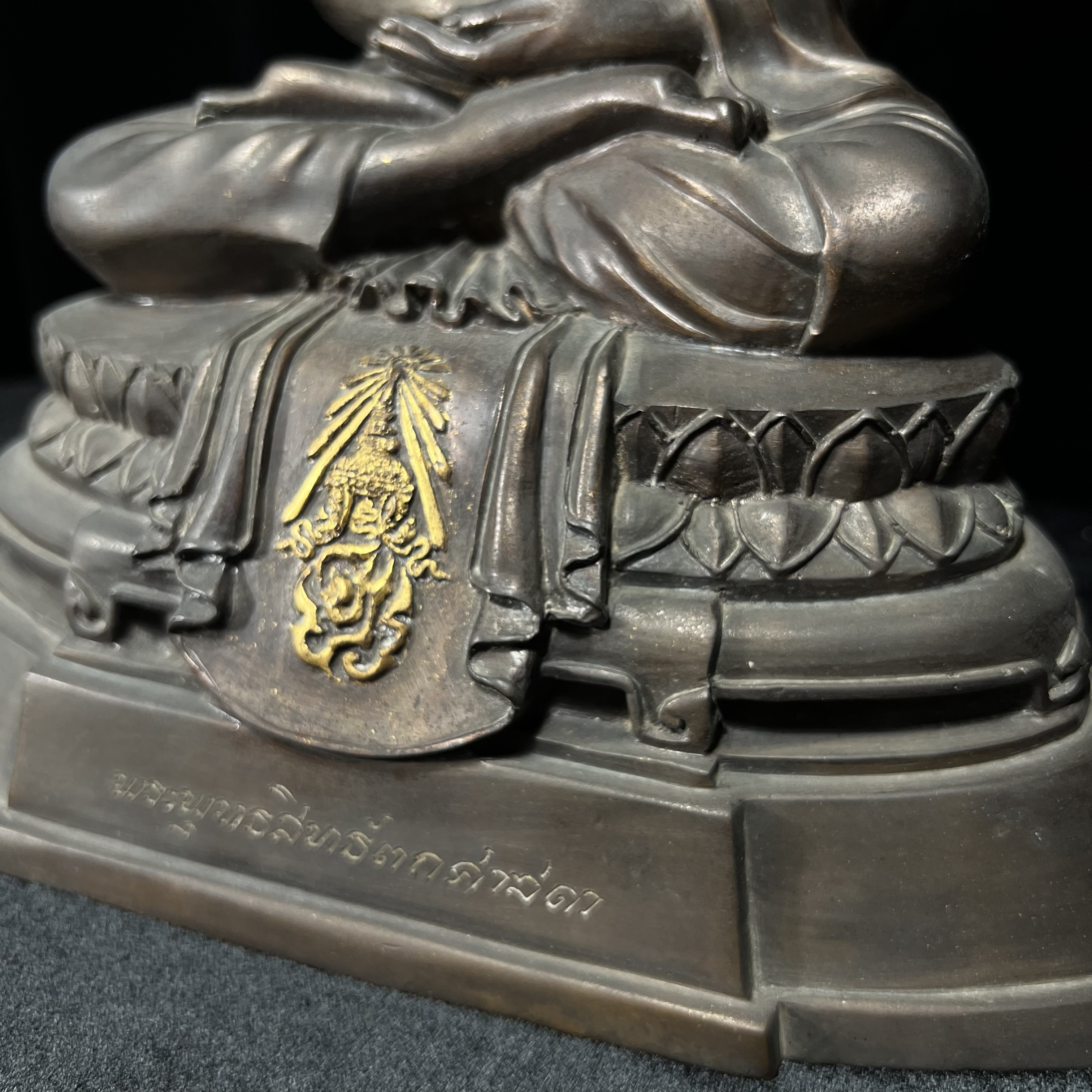 พระพุทธสิทธัตถศาสดา 100 ปี กรมบัญชีกลาง พ.ศ.2533(รุ่นแรก) เนื้อโลหะสำริด รมมันปู หน้าตัก 5.9 นิ้ว (พิธีใหญ่ ศิลป์สวย หายาก)(พระราชทานเม็ดพระธาตุ บรรจุมวลสารใต้ฐานองค์พระ)องค์หมายเลข 63(ผลรวมได้ 9 เลขมหามงคลเจริญก้าวหน้าในทุกด้าน)