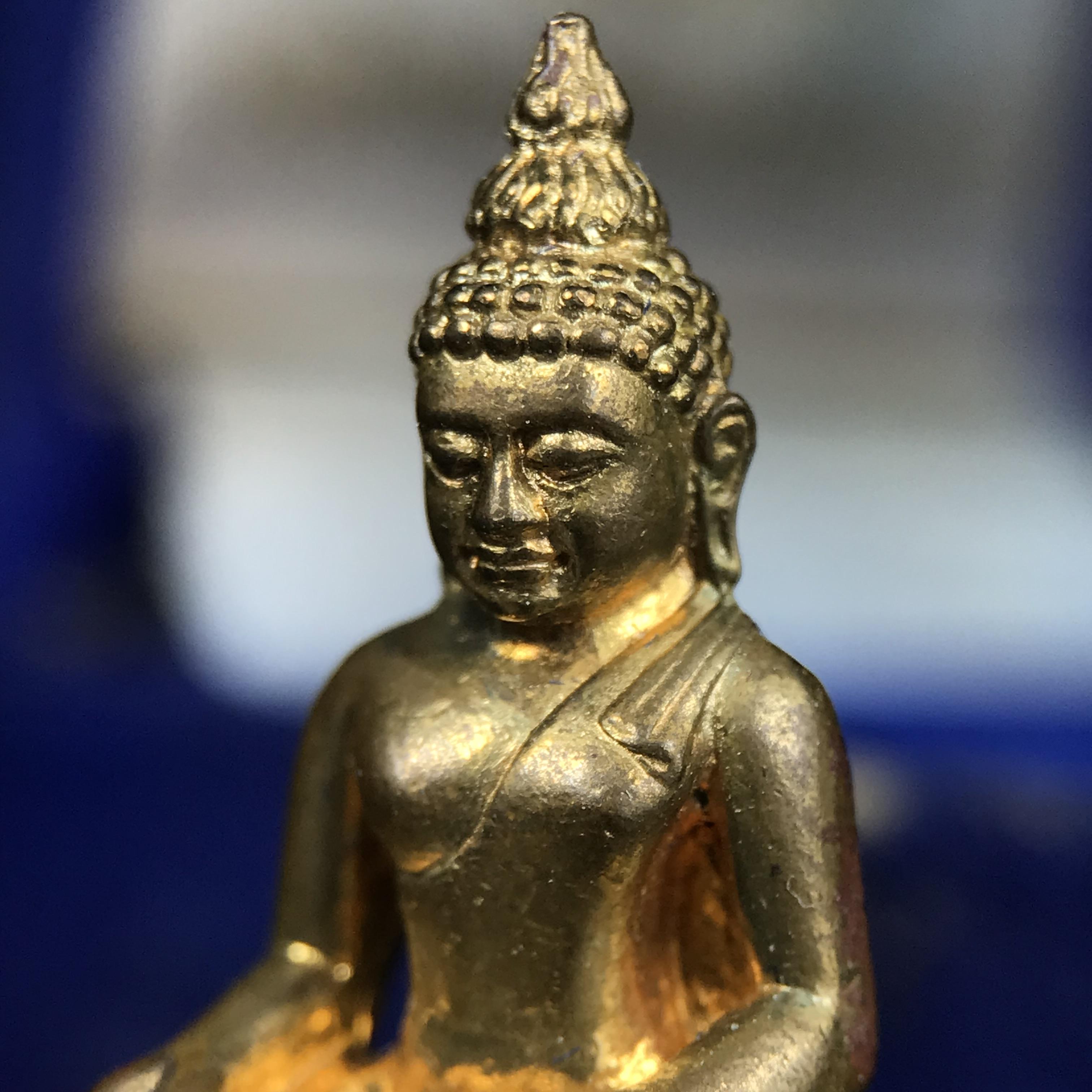 พระกริ่งไพรีพินาศ บรรจุเหล็กไหล ครั้งแรกและครั้งเดียวในประวัติศาสตร์ เฉลิมพระเกียรติ พระบาทสมเด็จพระเจ้าอยู่หัวรัชกาลที่9 พระชนมพรรษา 6 รอบ ปี2542 เนื้อสัมฤทธิ์(บรรจุเหล็กไหล)ดีนอก-ดีใน พิธีใหญ่ มวลสารเด่น (หายาก)