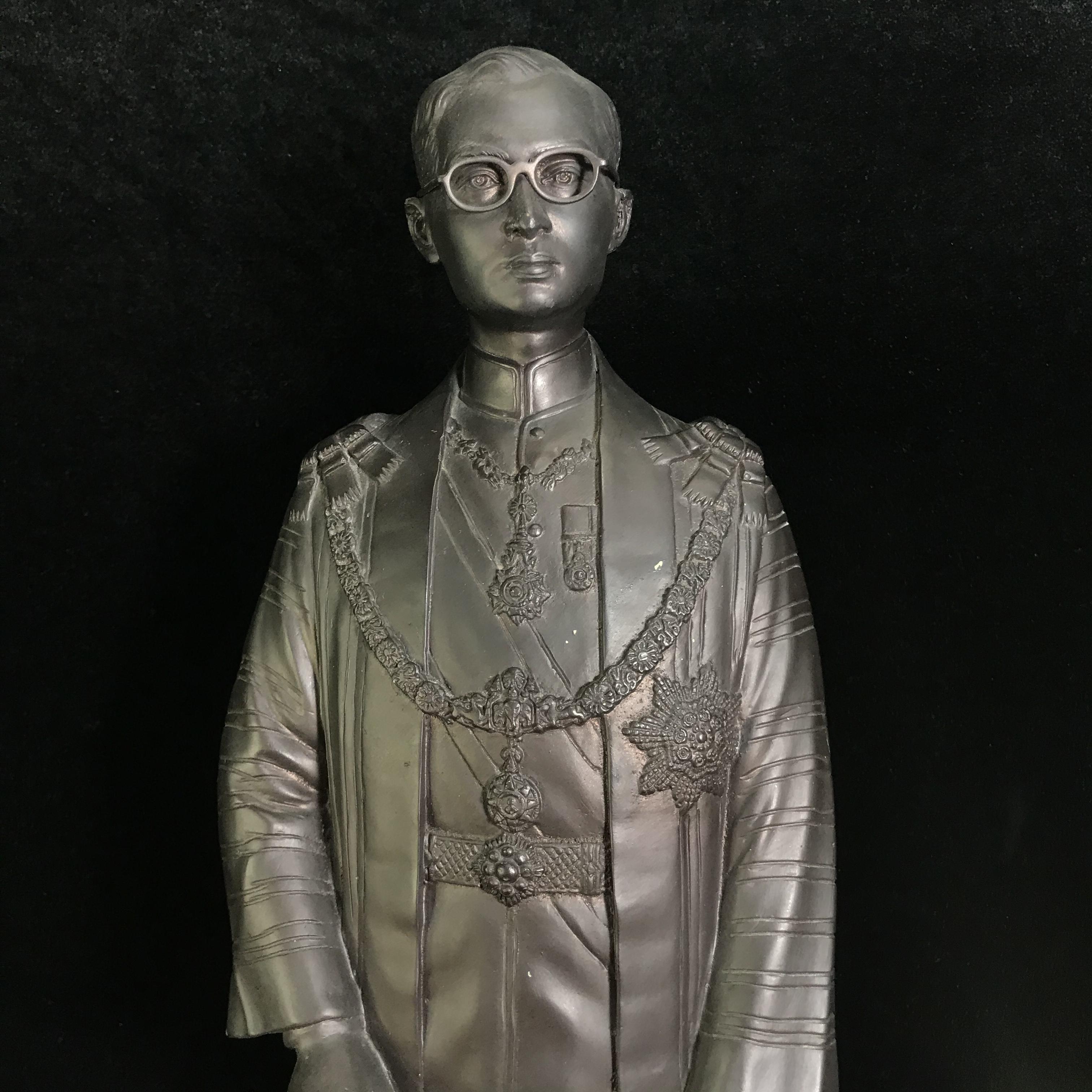 พระบรมรูปหล่อในหลวงรัชกาลที่9 พระบาทสมเด็จพระปรมินทรมหาภูมิพลอดุลยเดชทรงพระแสงขรรค์ชัยศรีเสด็จขึ้นครองราชย์ รุ่น 72 พรรษา เฉลิมพระชนมพรรษาครบ 6 รอบ วันที่ 5 ธันวาคม 2542(พิธีปลุกเสกใหญ่)(หนึ่งในพระบรมรูปหล่อรัชกาลที่9 ที่ทรงคุณค่าและหายากมากในปัจุบัน)