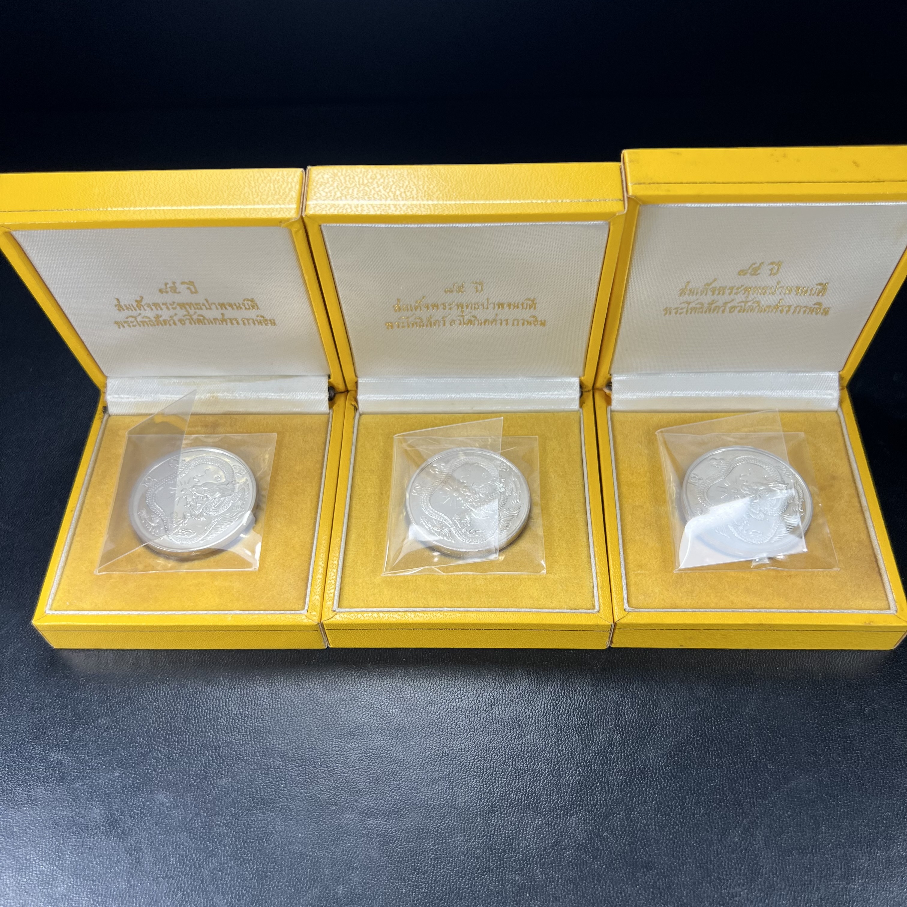 เหรียญพระโพธิสัตว์ อวโลกิเตศวร กวนอิม หลังมังกรเล่นแก้ว วัดราชบพิธสถิตมหาสีมาราม ปี 2536 เนื้อเงิน(ขัดเงาผิวกระจก) ขนาด 3 ซม. ตอกโค๊ตขอบเหรียญ ปลุกเสกพิธีใหญ่ พร้อมกล่องบรรจุเดิมครบ สภาพสวย