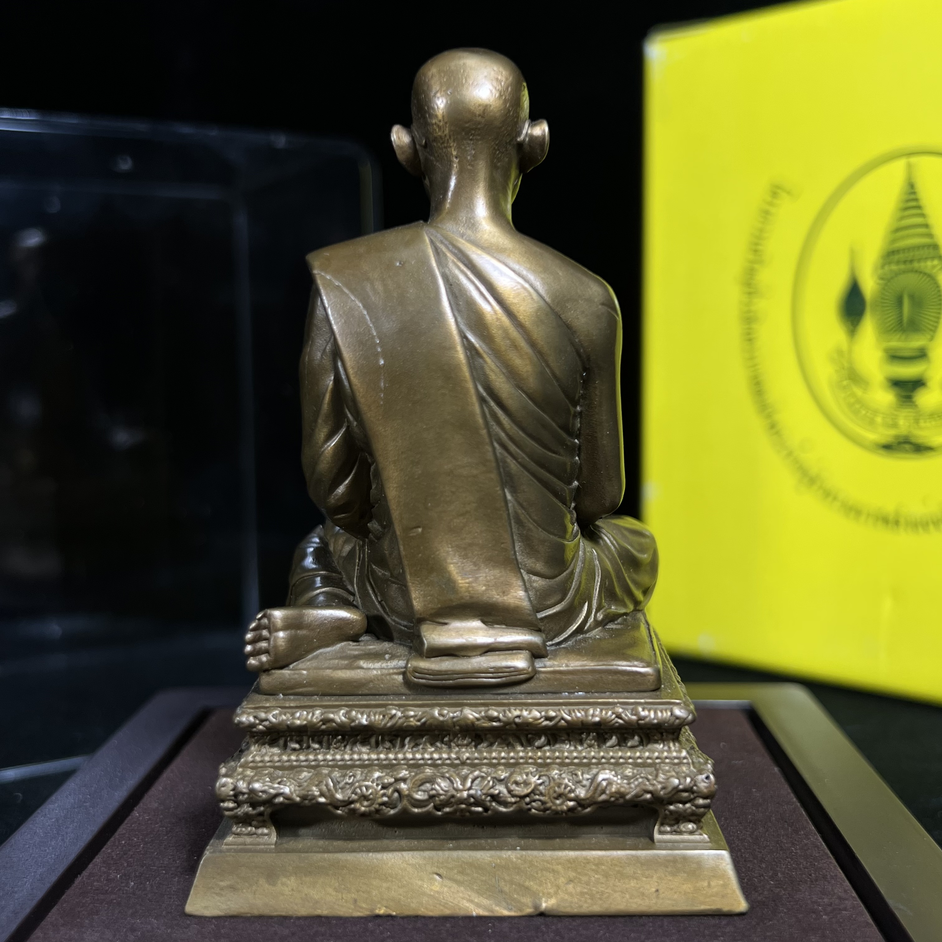 พระบรมรูปพระบาทสมเด็จพระเจ้าอยู่หัวรัชกาลที่9 ทรงผนวช(หน้าตัก2นิ้ว) เนื่องในโอกาสมหามงคลเฉลิมพระชนมพรรษา 7 รอบ 84 พรรษา 5 ธันวาคม 2554 (ใต้ฐานบรรจุผงจิตรลดามหามงคล และเส้นพระเจ้า ร.9)(คัดสภาพสวย แบบนิยม พร้อมครอบกล่องเดิมครมสมบูรณ์)