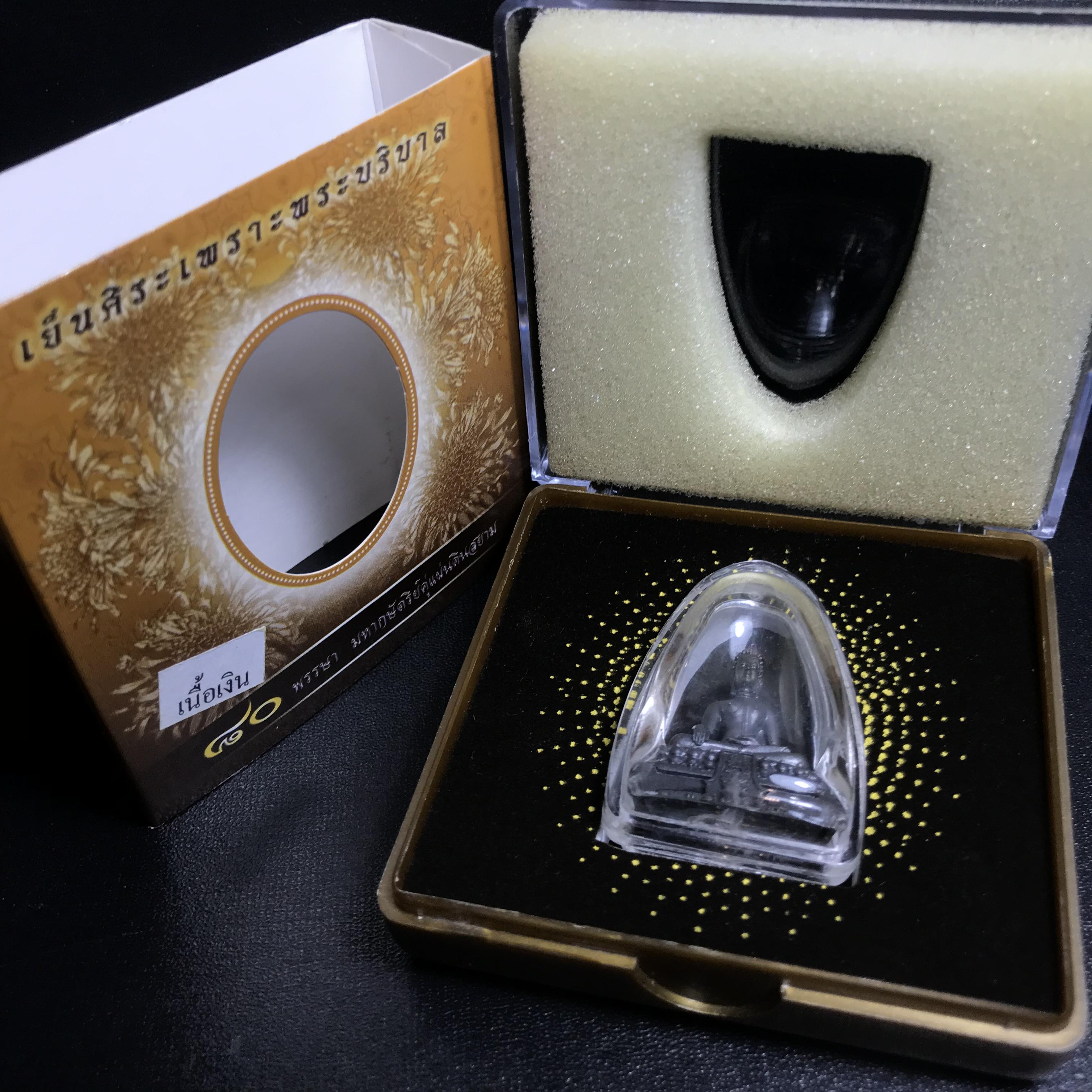 พระพุทธรูปคุ้มเกล้า ภปร. มหามงคล 80พรรษา “รุ่นเย็นศิระเพราะพระบริบาล 80พรรษา มหากษัตริย์คู่แผ่นดินสยาม” เนื้อเงินรมดำ พิมพ์ใหญ่ ขนาด 18*35 มม.