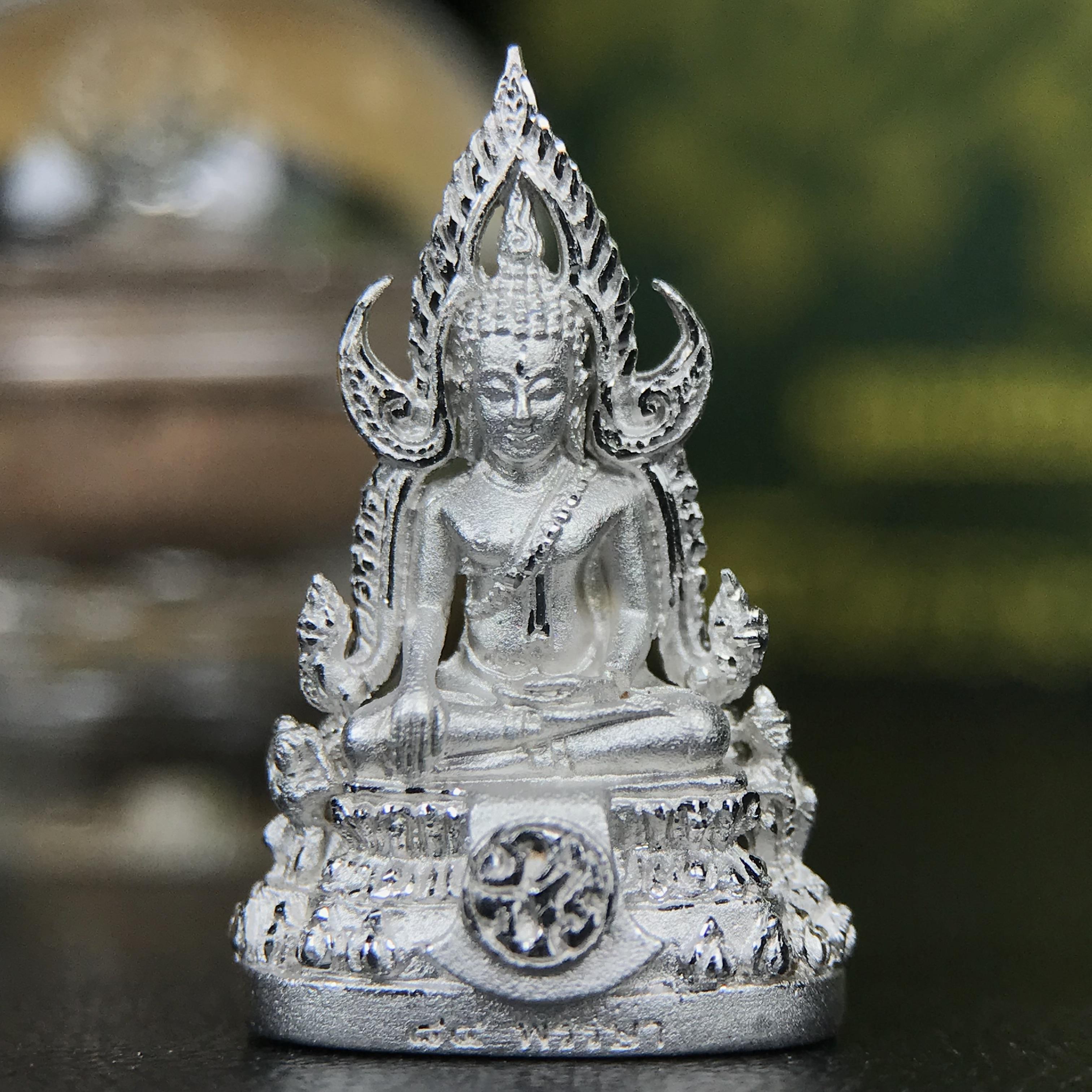 พระพุทธชินราช ภปร. 84 พรรษา พิมพ์เล็กขนาดหน้าตัก 1/4 นิ้ว(สูง 2.0 ซม.)เนื้อเงินชุบทองคำขาว (สภาพผิวสวยเดิม)(พระราชทานมวลสาร จิตรลดาและเส้นพระเจ้า(เส้นผม))พุทธศิลป์ทรงคุณค่าอีกหนึ่งรุ่นยอดนิยม