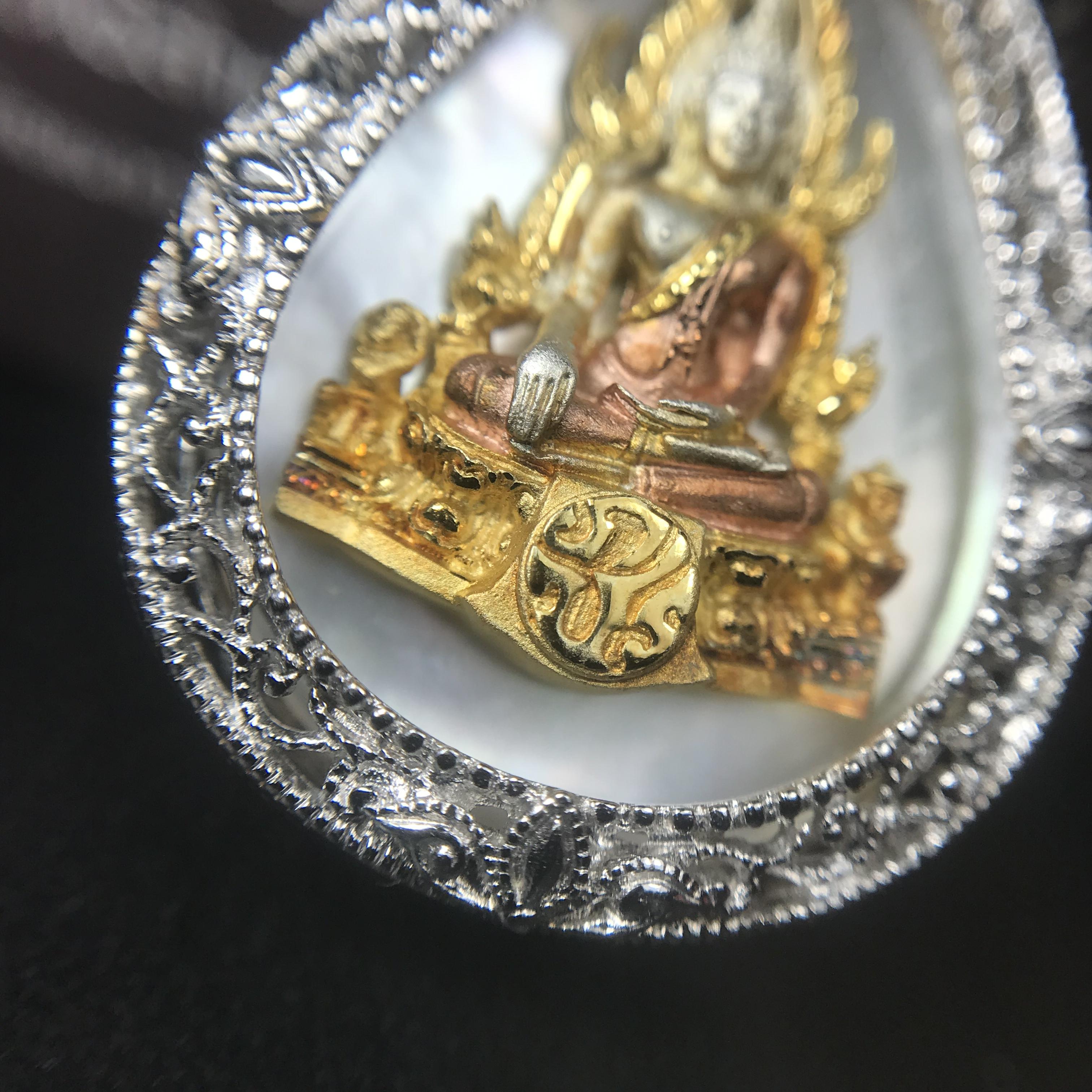 พระพุทธชินราช ภปร. โครงการ "เพราะแผ่นดินนี้ คือ แผ่นดินเกิด" ปี2548(รุ่นแรก) เหรียญทรงหยดน้ำ ขนาด 21 x 31 มม. เนื้อเงินสามกษัตริย์ องค์พระชุบสามกษัตริย์ ล้อมด้วยกรอบเงินชุบทองคำขาวสลักเสลาเป็นลวดลายละเอียดอ่อน ส่วนพื้นองค์พระเป็นเปลือกหอยมุข