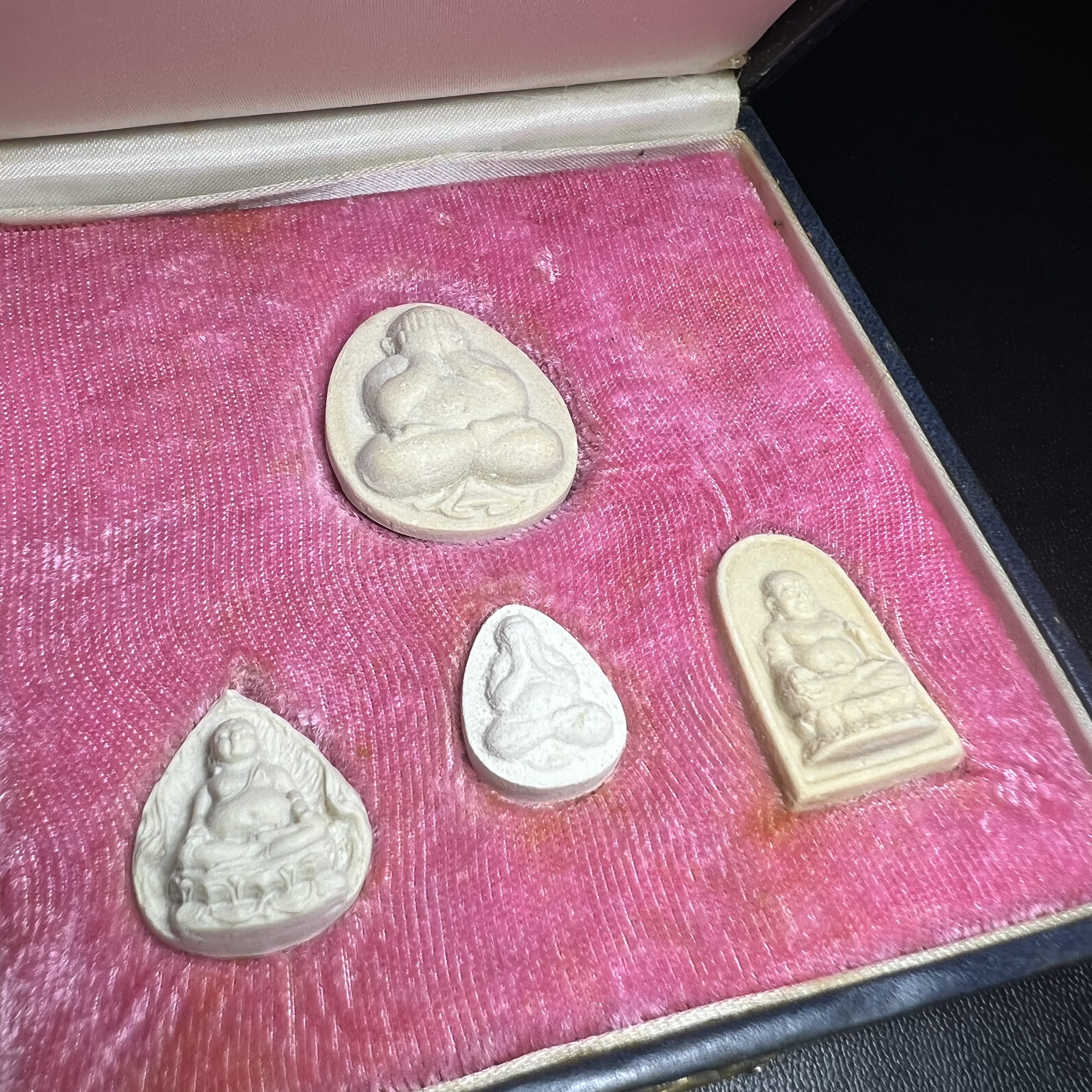 พระปิดตา รุ่นแรก ชุดกรรมการ ชุดมงคลการบำเพ็ญกุศลอายุครบ 6 รอบ(72 พรรษา) สมเด็จพระญาณสังวร วัดบวรนิเวศวิหาร วันที่ 2-3 ตุลาคม 2528 (1ชุดประกอบด้วยพระเนื้อผง 4 รายการ)ชุดกรรมการพร้อมกล่องบรรจุเดิมครบสมบูรณ์(หายาก)