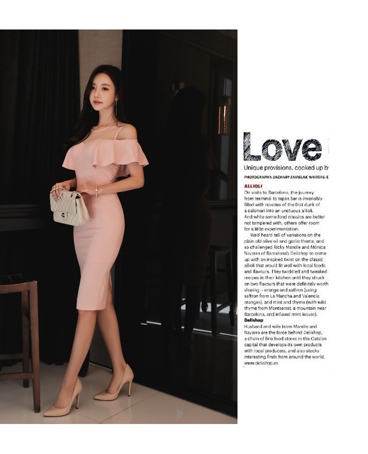 ชุดเดรสสีชมพูอมส้มเข้ารูป โชว์ไหล่ แขนระบาย สวยเรียบหรูดูดี มีสไตล์