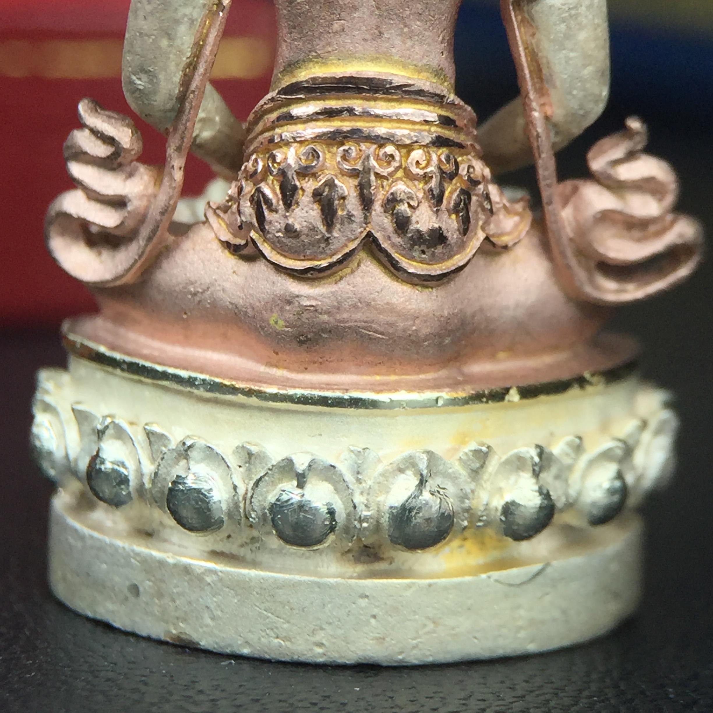 พระกริ่งอวโลกิเตศวร ( เจ้าแม่กวนอิม ) วัดโพธิ์แมนคุณาราม เนื้อเงิน 3 กษัตริย์ พ่นทราย รุ่นอุดมโภคทรัพย์ พ.ศ.2539(พร้อมกล่องบรรจุการ์ดใบรับรองเดิมครบ) (อีกหนึ่งรุ่นยอดนิยม พุทธศิลป์สวยงดงาม)