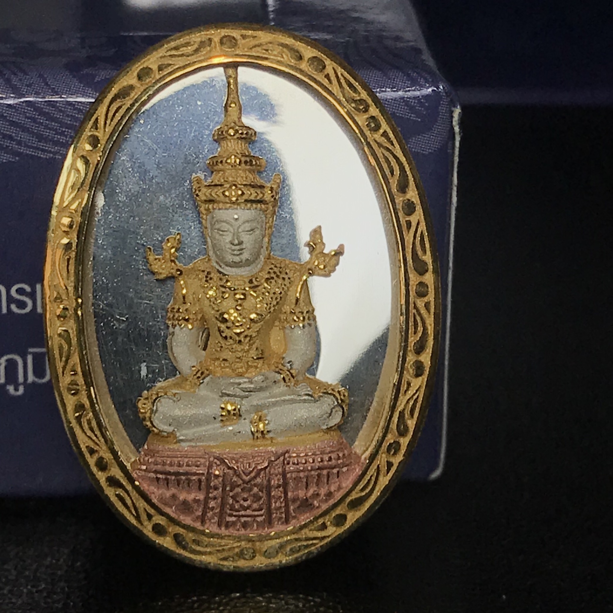 พระแก้วมรกต ภปร. ปี2547 จัดสร้างโดย รพ.ภูมิพลฯ เนื้อเงิน(3 กษัตริย์)เหรียญทรงกลมรี(1ใน3000องค์)