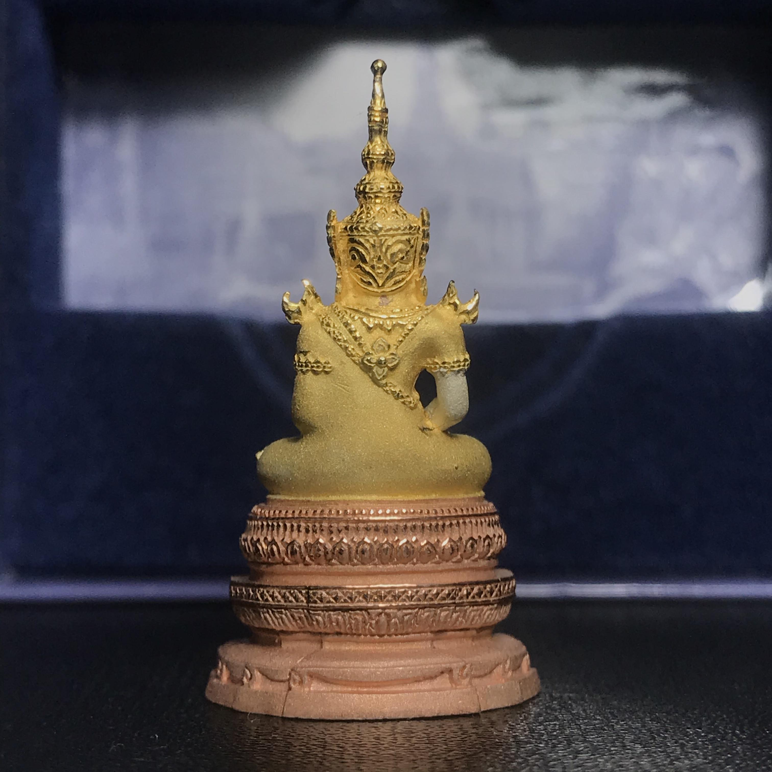พระแก้วมรกต ภปร. ปี2547 จัดสร้างโดย รพ.ภูมิพลฯ เนื้อเงิน (3 กษัตริย์)ลอยองค์ หน้าตัก 1/2 นิ้ว(1ใน3000องค์)