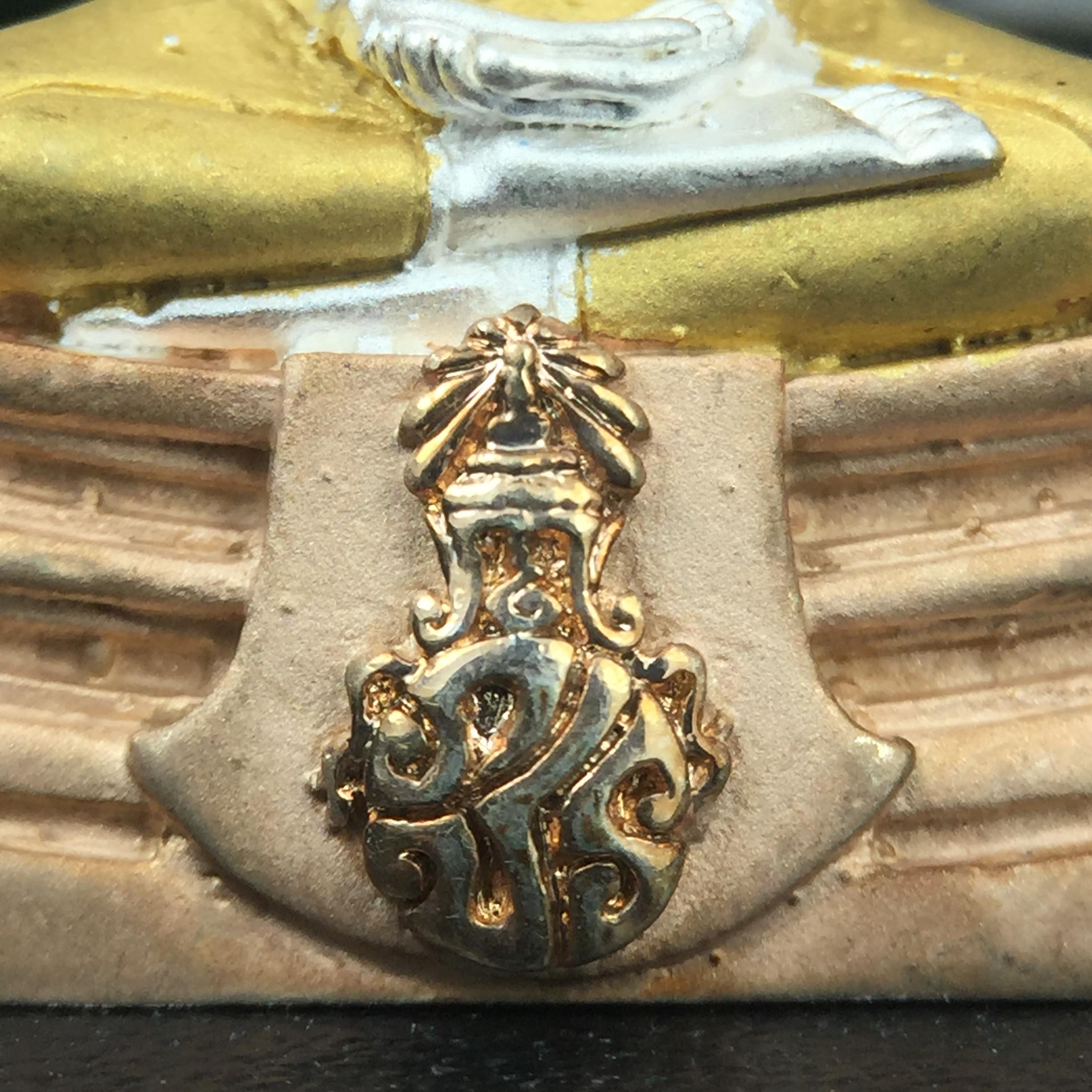 พระพุทธโสธร ภปร. รุ่นย้อนยุค สร้างพระอุโบสถ สมาคมชาวฉะเชิงเทรา จัดสร้าง ปี 2539 วโรกาสครองสิริราชสมบัติครบ 50 ปี เนื้อเงินชุบสามกษัตริย์ทรายนวลขัดเงาบางส่วน(สภาพผิวเดิม เก่าเก็บอย่าดี สวยมาก แบบนี้หายาก) พร้อมกล่องบรรจุและใบรับรองเดิมครบสมบูรณ์