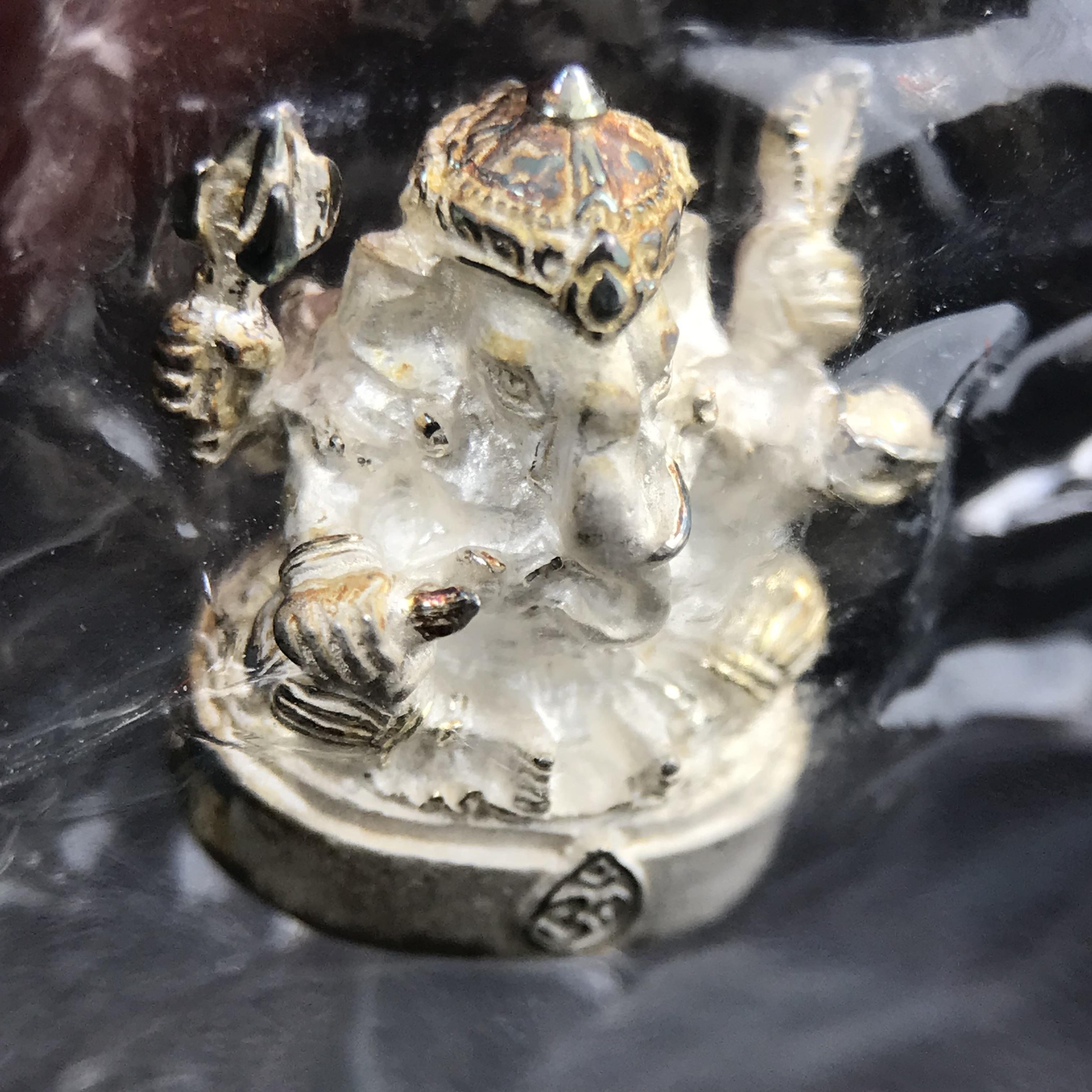 พระพิฆเนศ พิมพ์ลอยองค์ รุ่นแรก กรมศิลปากร ปี 2540 เนื้อเงิน ผิวเดิมติดรุ้งๆ(ซีนซองเดิมพร้อมกล่องไม้และกล่องกระดาษครบชุด)พิธีใหญ่ เข้มขลัง มวลสารศักดิ์สิทธิ์ (เทพเจ้าแห่งความสำเร็จและศิลปวิทยาการ)ยอดนิยมหายาก