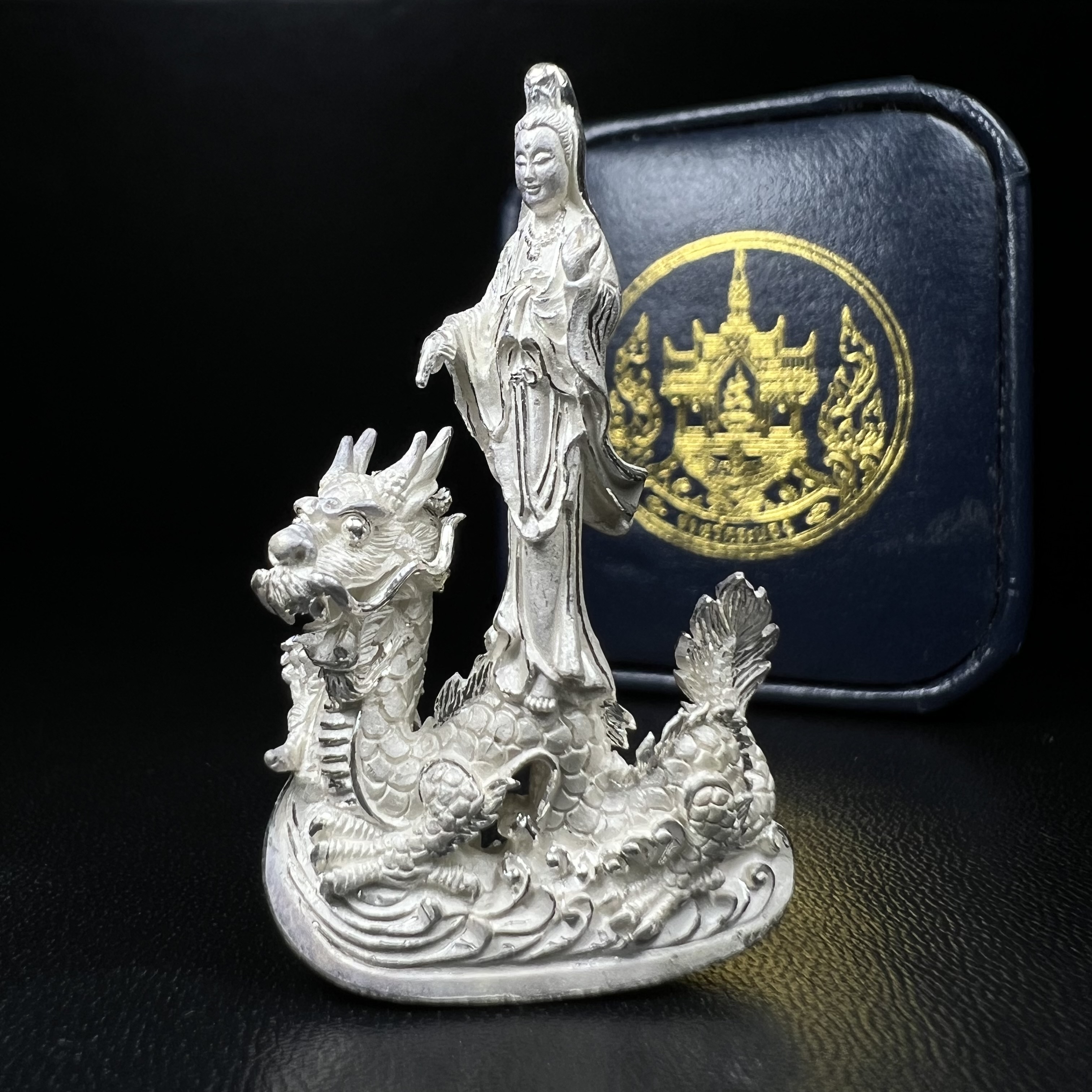 รูปหล่อลอยองค์พระโพธิสัตว์กวนอิม ทรงประทับมังกร จ.ระนอง เนื้อเงิน พิมพ์ใหญ่(สภาพผิว สวยงดงาม ทรงคุณค่า) เฉลิมฉลองในวโรกาสที่พระบาทสมเด็จพระเจ้าอยู่หัวทรงครองสิริราชสมบัติครบ 50 ปี จ.ระนอง พ.ศ.2539