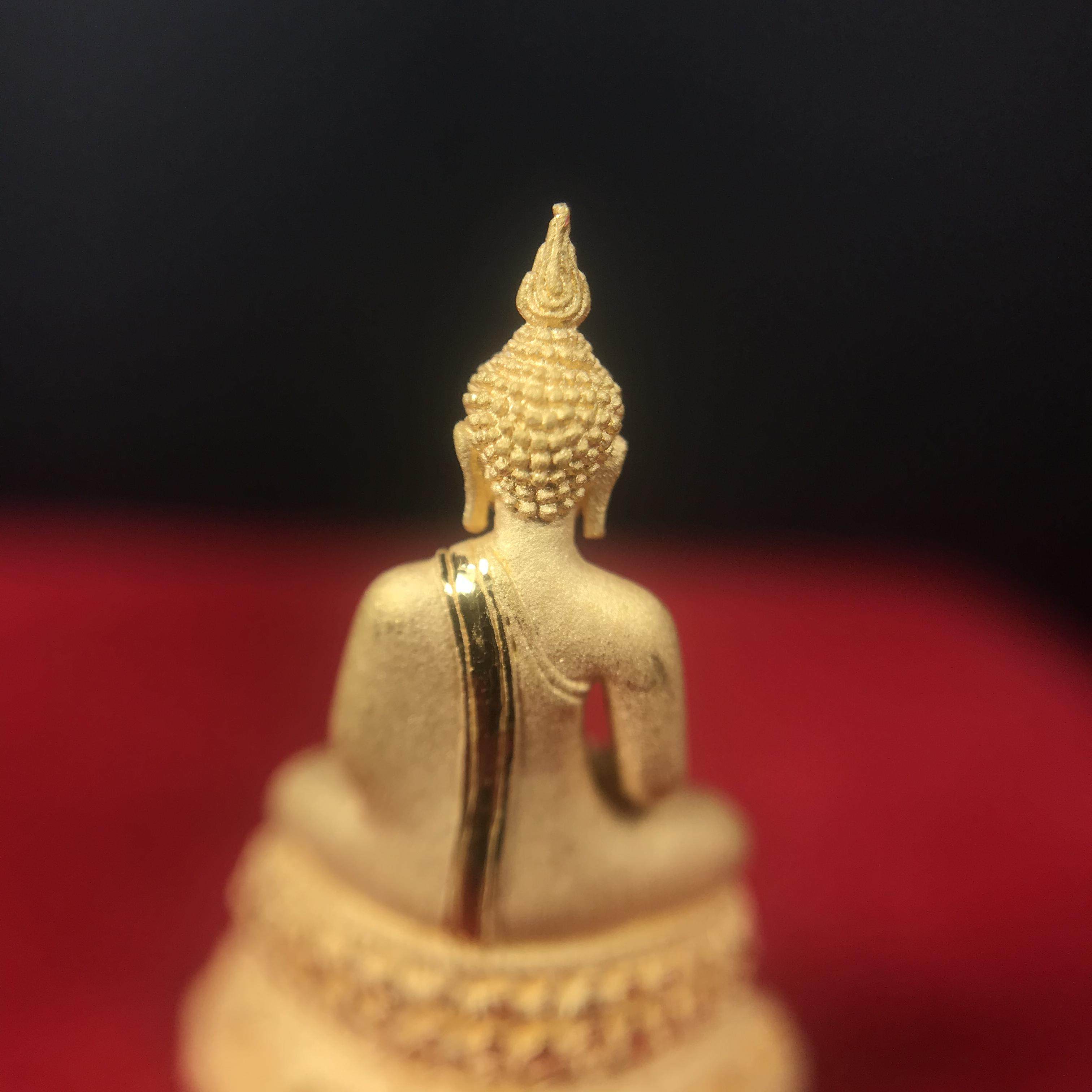 พระชัยวัฒน์พุทธสิหิงค์ ภปร. รุ่นสร้างหอพระธรรมศาสตร์ ปี2542 เนื้อทองคำ(5.9 กรัม) มหาพิธี 3วาระอันยิ่งใหญ่(1ใน5000องค์)