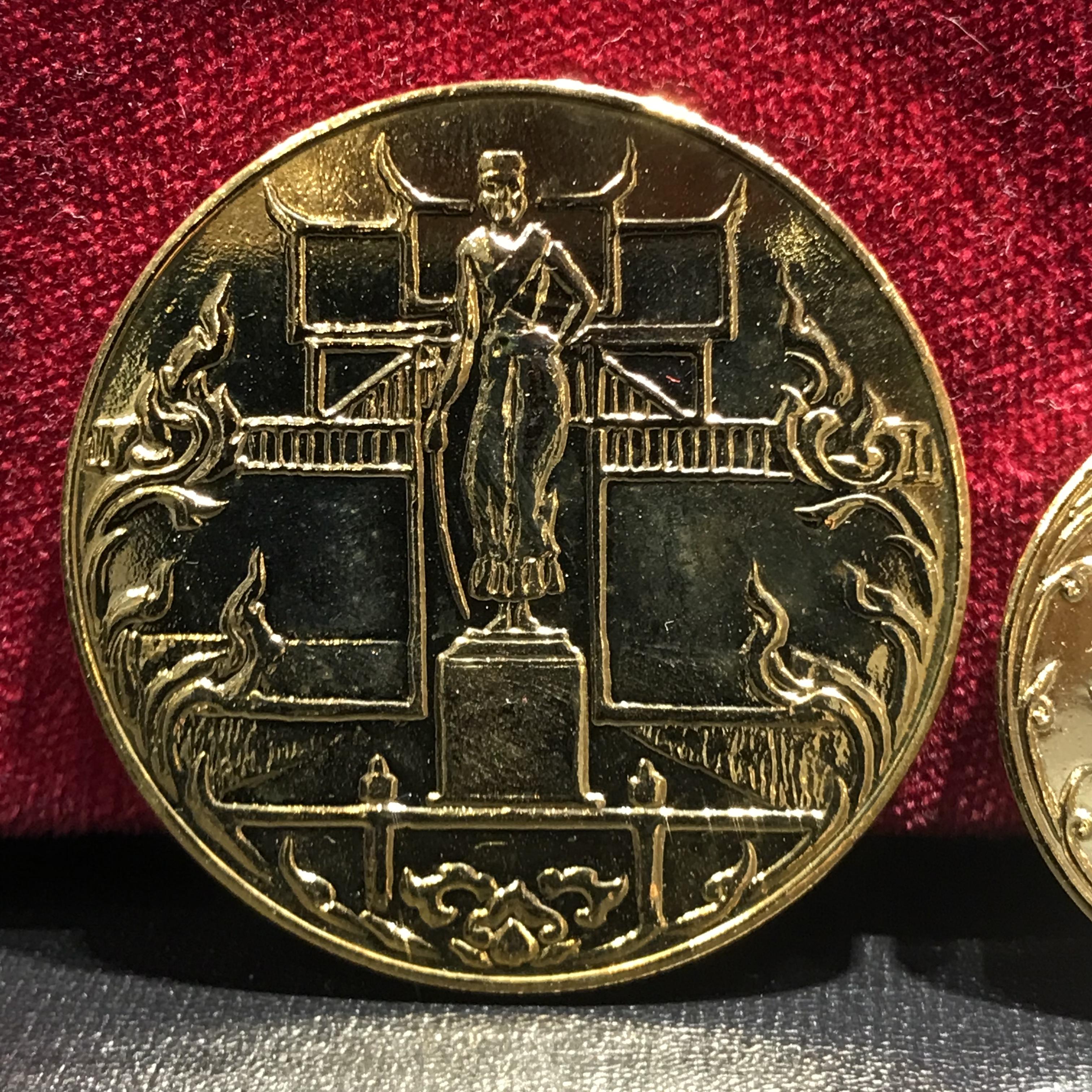 เหรียญที่ระลึกเฉลิมพระเกียรติ์ ฉลองสิริราชสมบัติ ครบ 50ปี รัชกาลที่9 ตรากาญจนาภิเษก สวนสยามทะเลกรุงเทพ จัดสร้าง ปี2539(ครบชุดพร้อมกล่องบรรจุเดิม)