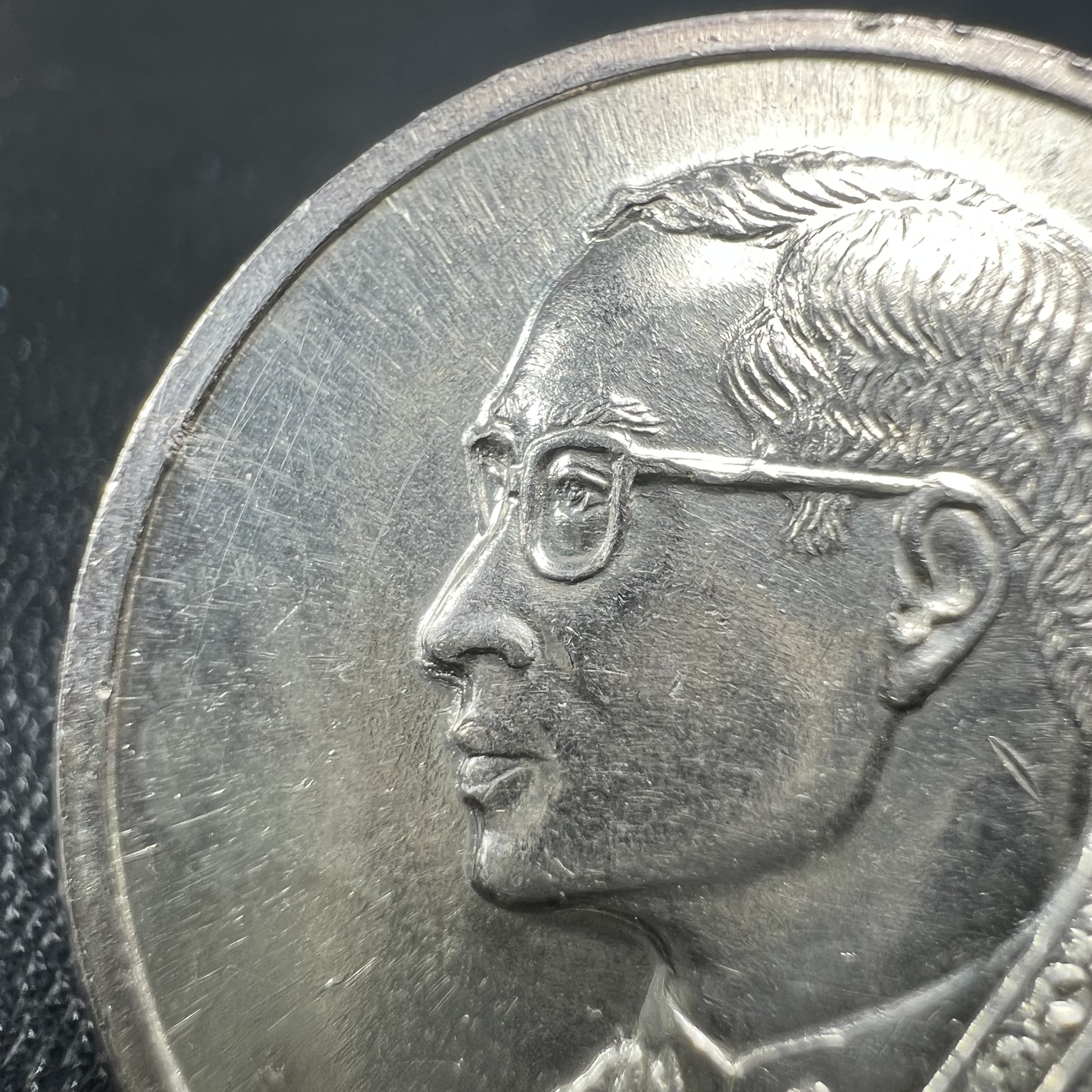 เหรียญพระบรมรูปคุ้มเกล้า รพ.ภูมิพล ปี2522 เนื้อเงิน พิมพ์ใหญ่ คัดสภาพสวยพร้อมซองบรรจุเดิม(ในหลวงรัชกาลที่9 ทรงจุดไฟพระฤกษ์และเททอง พิธีใหญ่)ยอดนิยม