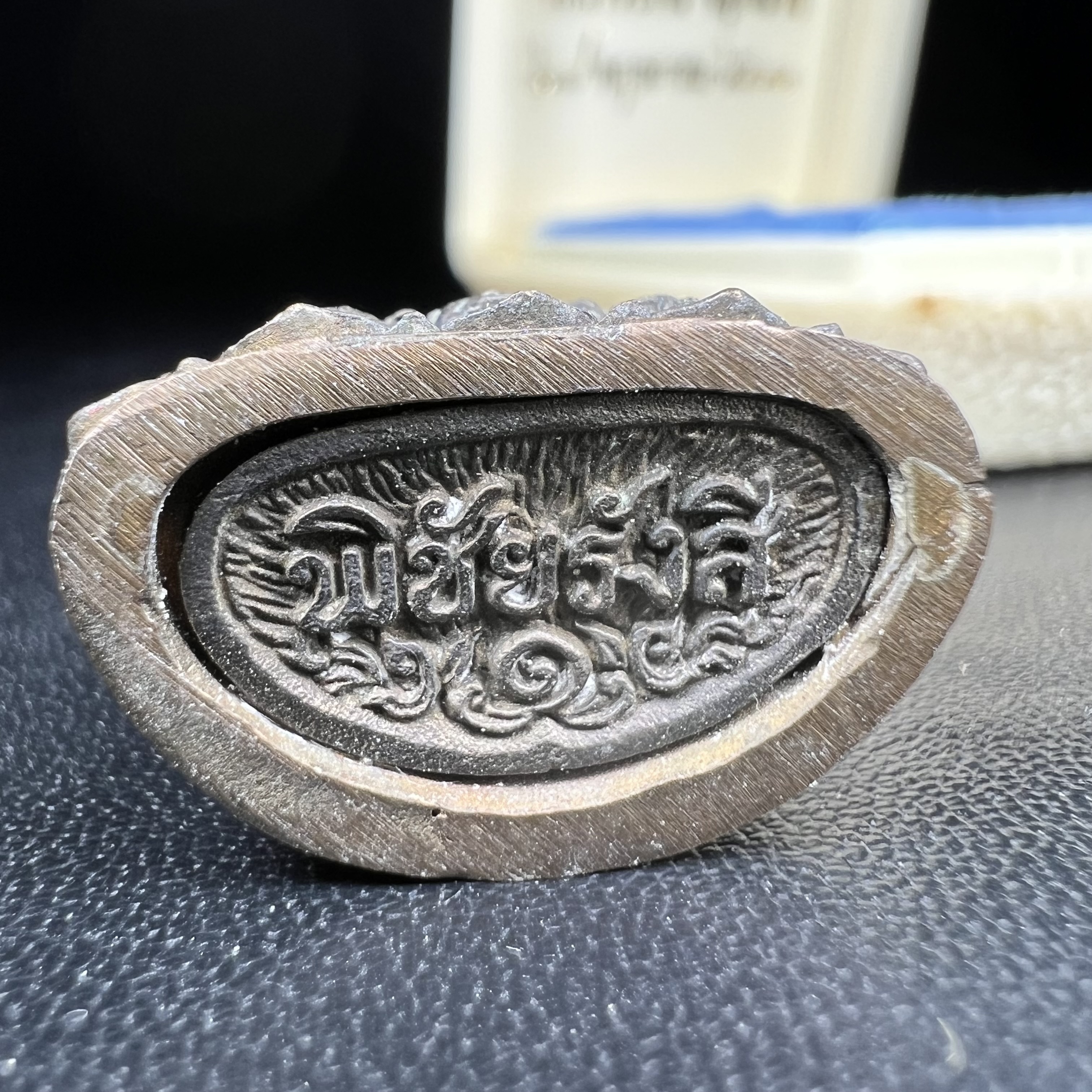 พระกริ่งพิชัยรังสี รุ่นแรก วัดป่าชัยรังสี จ.สมุทรสาคร ปี 2531 เนื้อนวโลหะ ออกแบบโดยนายช่างเกษม มงคลเจริญ ช่างมือหนึ่งแห่งยุค ปลุกเสกโดยพระเกจิอาจารย์ที่มีชื่อเสียงในยุคนั้นมาร่วมพิธีกันหลายรูป พุทธศิลป์ออกแบบได้สวยงดงาม พร้อมกล่องบรรจุเดิมครบ