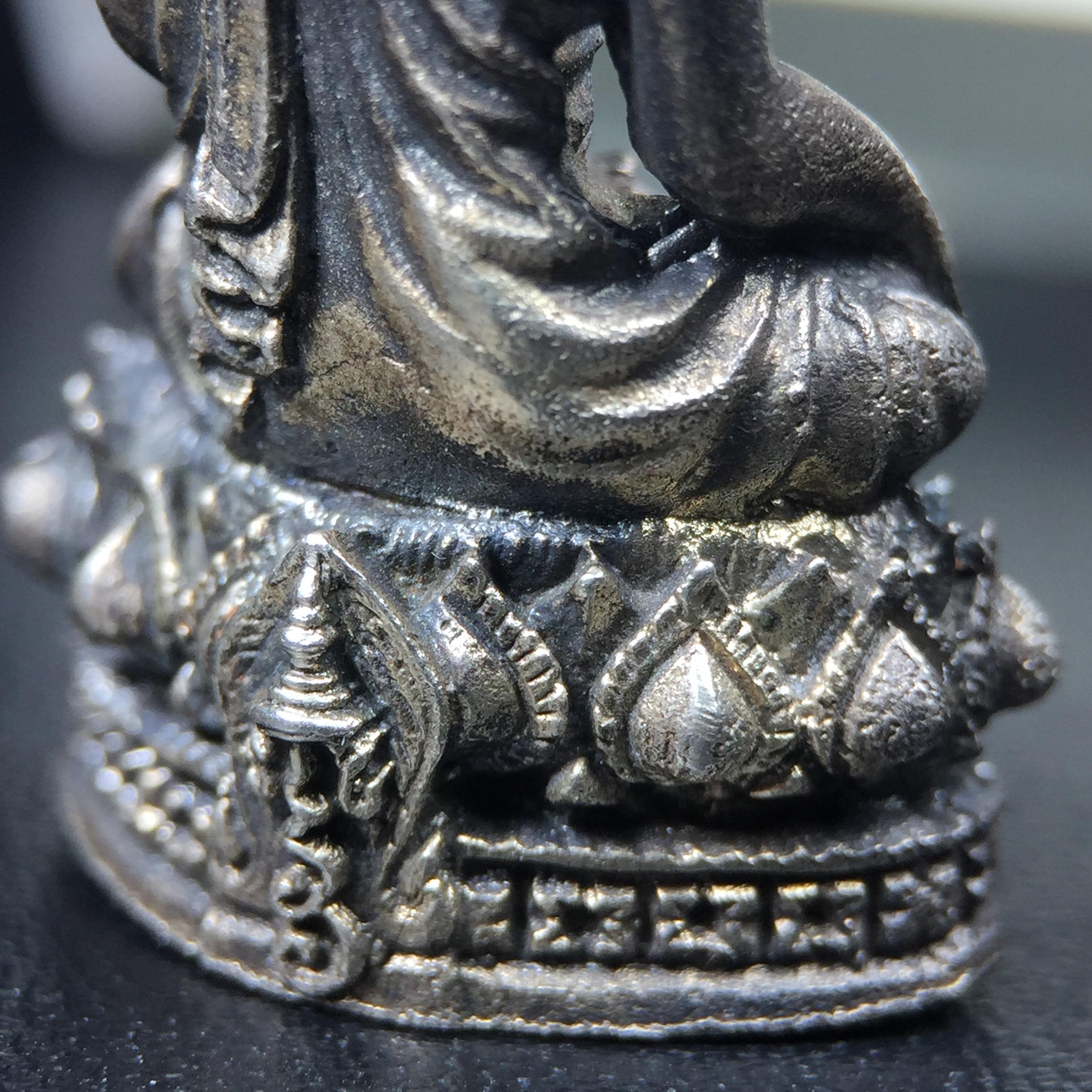 พระกริ่งพรหมรังสี อนุสรณ์ 190 ปี สมเด็จพระพุฒาจารย์ โต วัดอินทรวิหาร ปี2521 เนื้อเงิน(ผิวเดิมเข้มขลัง)พิธีมหาพุทธาภิเษกครั้งยิ่งใหญ่ พิธีสรรพสิทธิชัยไพรีพินาศมหามังคลาภิเษก หมายถึงฤกษ์การปลุกเสกที่เน้นด้านโชคลาภ มีชัยชนะต่อศัตรูการค้า การงาน(รุ่นนี้แนะนำ)