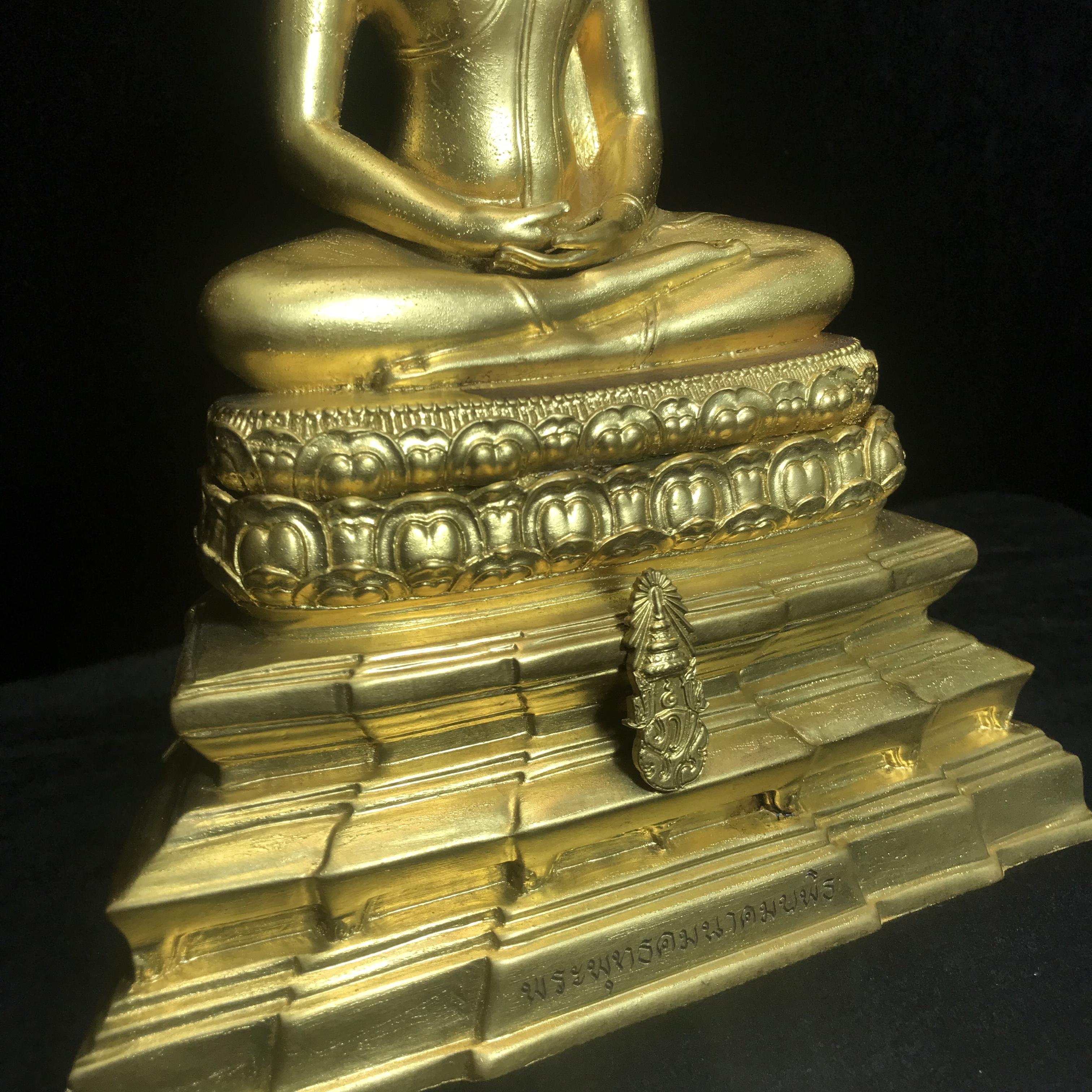 พระพุทธคมนาคมบพิธ (พระพุทธสิหิงค์จำลอง)(พระพุทธรูปประจำกระทรวงคมนาคม) ตรา ภปร. ครบรอบ 84 ปี กระทรวงคมนาคม พ.ศ.2539 เนื้อลำอู่แดงลงรักปิดทอง หน้าตัก 5 นิ้ว ปลุกเสก ณ วัดพระแก้ว พิธีใหญ่(1 ใน 3000 องค์)หายาก