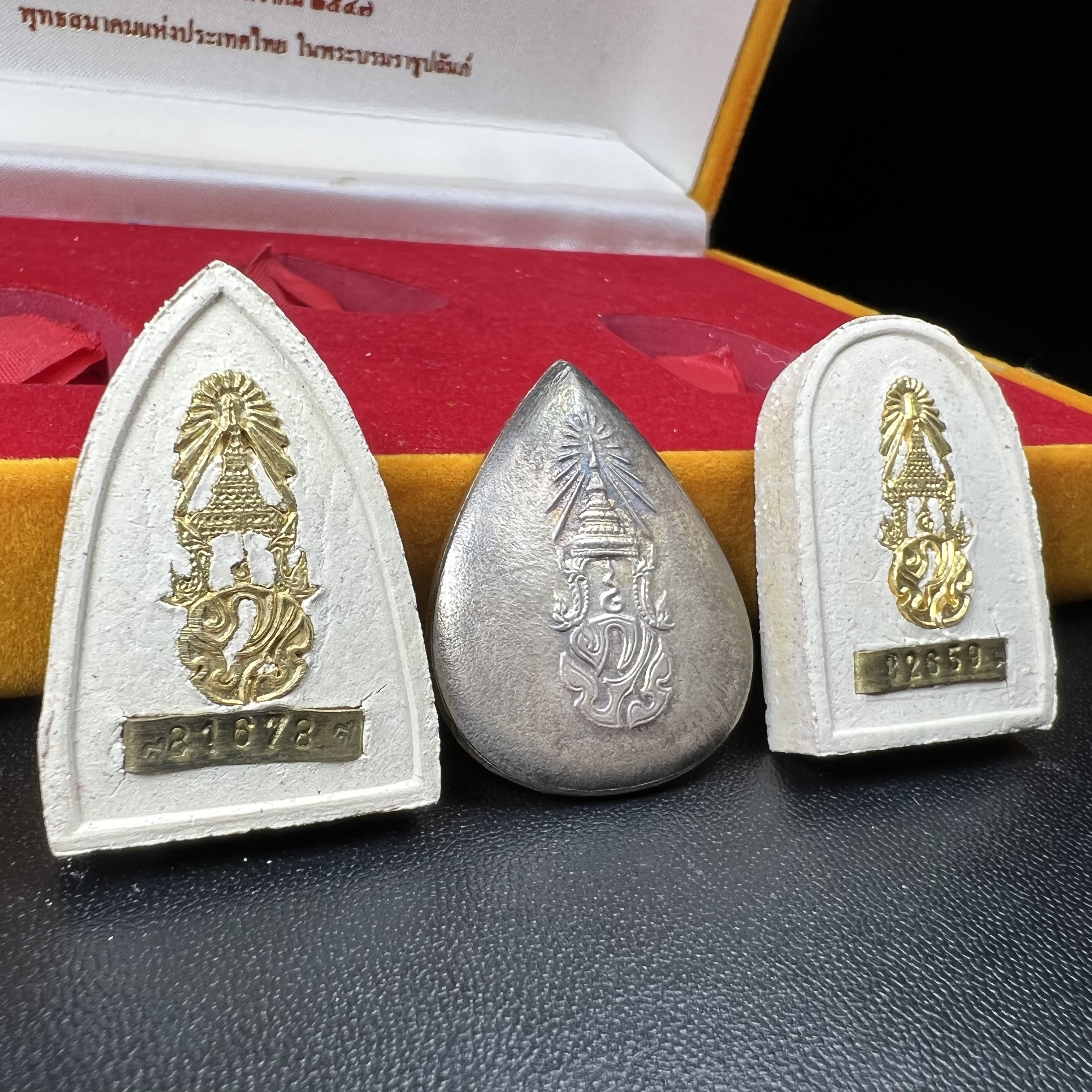 พระหลวงปู่ทวด ภปร.ปี2547 (เนื้อพิเศษกรรมการ)ทรงกลีบบัวและทรงกลีบขนุน เนื้อผงสมเด็จฯ(โรยผงตะไบ ชนวนเก่า) พร้อมเหรียญพระพุทธสิหธรรมมงคล ภปร. ทรงหยดน้ำ เนื้อเงินแท้ กล่องบรรจุเดิมครบ(1ชุด 3 องค์)(หายาก)