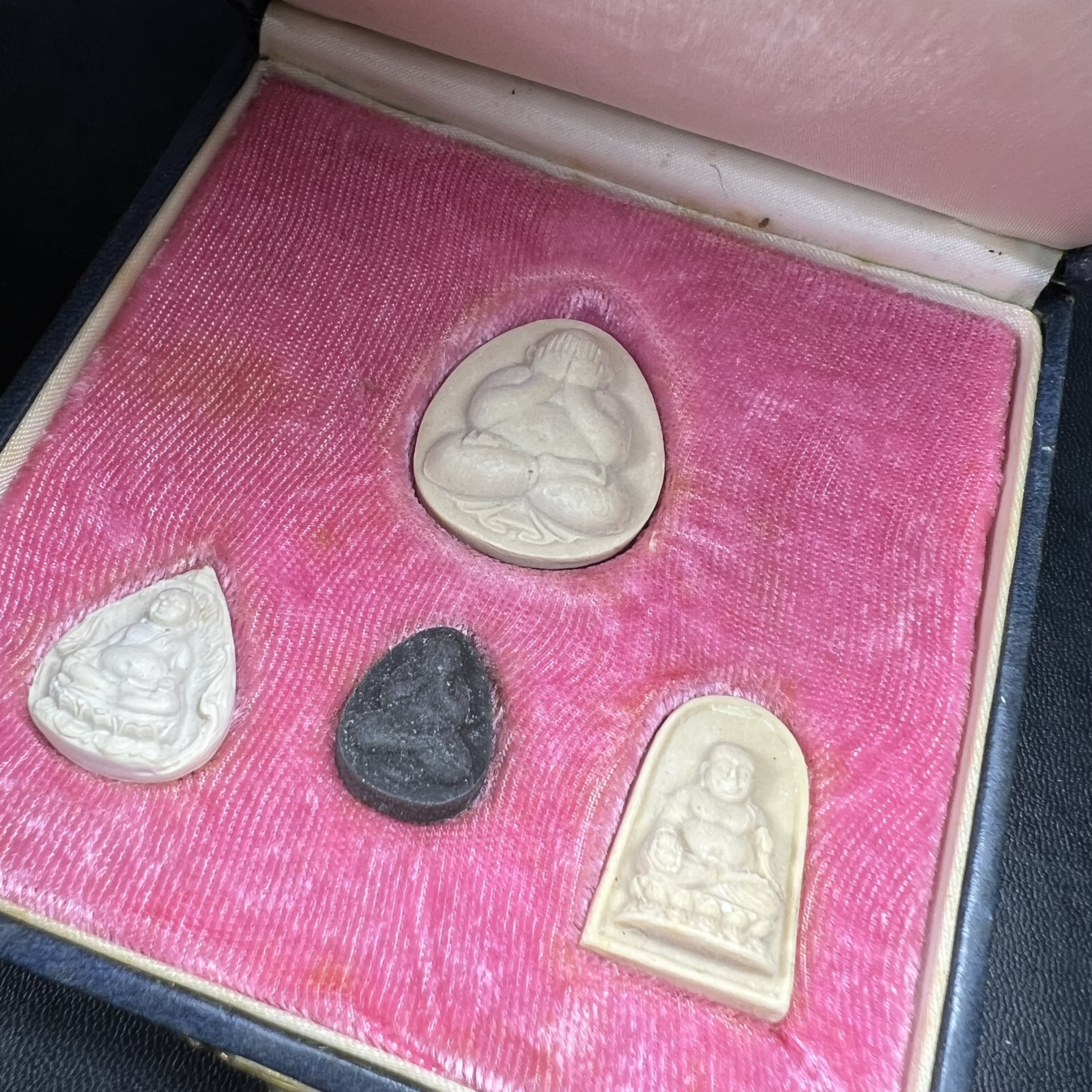 พระปิดตา รุ่นแรก ชุดกรรมการ ชุดมงคลการบำเพ็ญกุศลอายุครบ 6 รอบ(72 พรรษา) สมเด็จพระญาณสังวร วัดบวรนิเวศวิหาร วันที่ 2-3 ตุลาคม 2528 (1ชุดประกอบด้วยพระเนื้อผง 4 รายการ)ชุดกรรมการพร้อมกล่องบรรจุเดิมครบสมบูรณ์(หายาก)