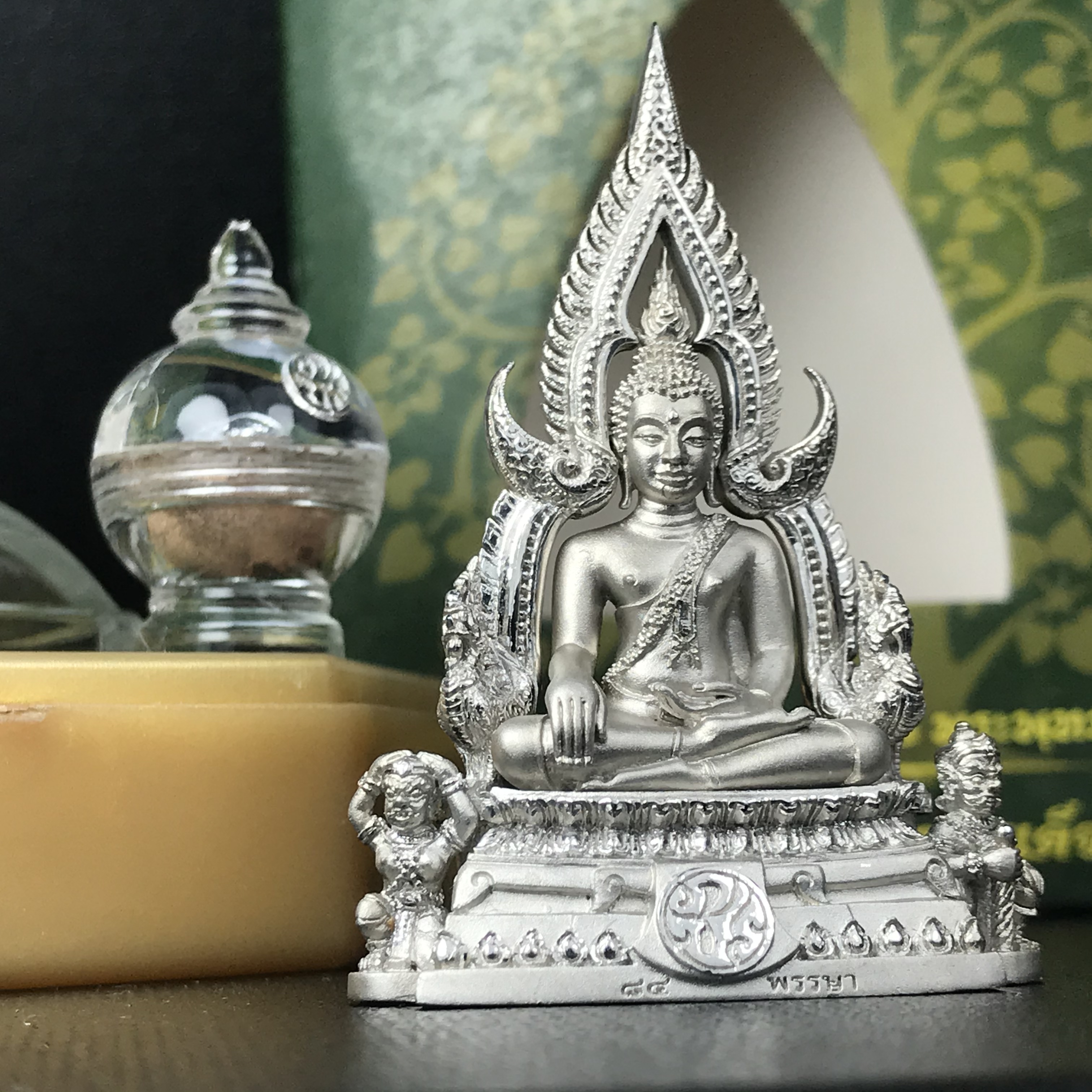 พระพุทธชินราช(จำลอง) ภปร 84 พรรษา เนื้อเงินชุบทองคำขาว พิมพ์ใหญ่ขนาดหน้าตัก 3/4 นิ้ว(1ใน3000องค์) )(พระราชทานมวลสาร จิตรลดาและเส้นพระเจ้า(เส้นผม))