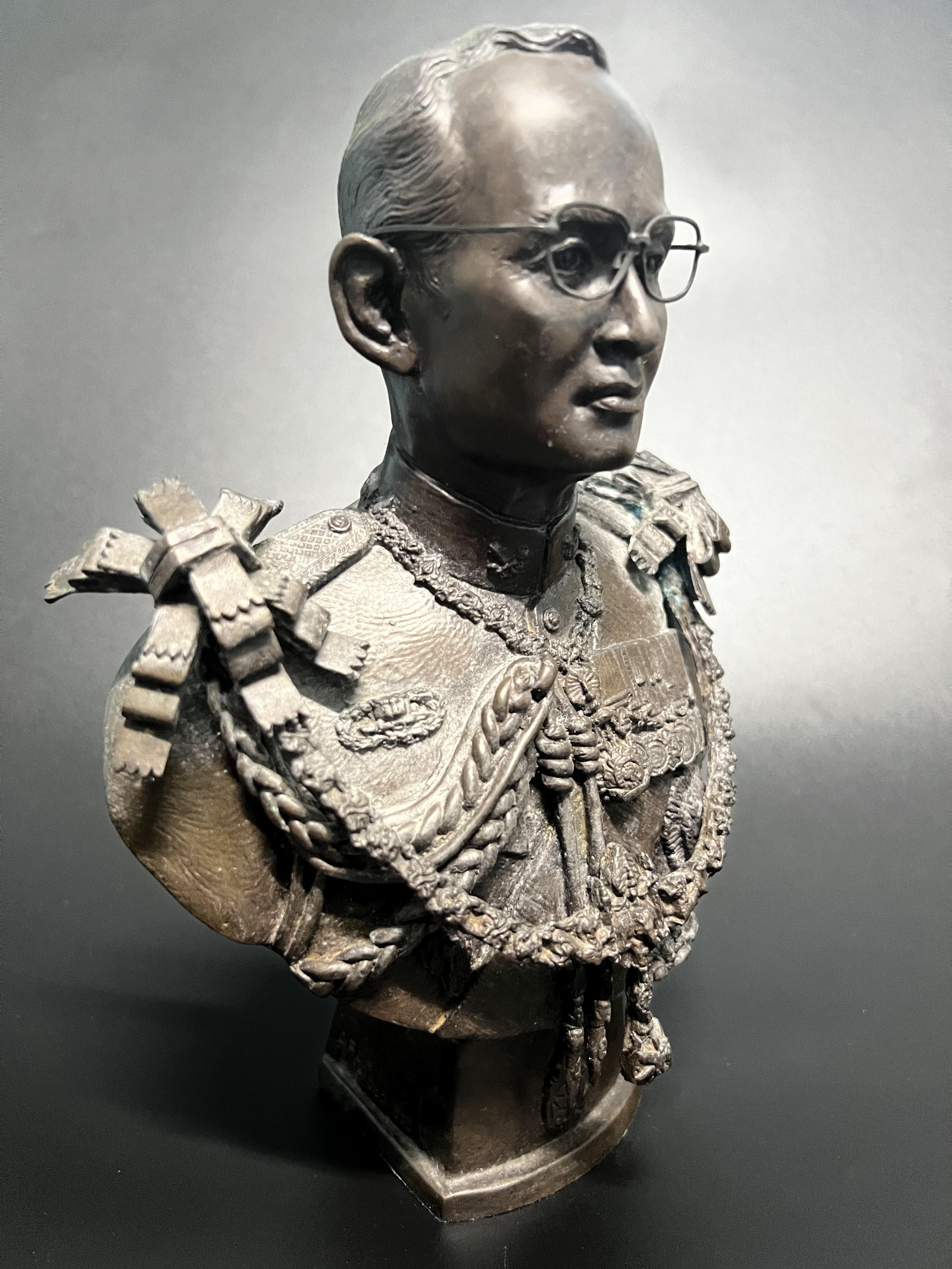 พระบรมรูปในหลวงรัชกาลที่9 รุ่นเฉลิมพระเกียรติ ปี2545 สูง 9 นิ้ว ฉลองพระองค์เต็มยศสายสะพายมหาจักรี สายสร้อยจุลจอมเกล้า ส่วนฐานประดับอักษรพระปรมาภิไธย ภ.ป.ร.(พิธีปลุกเสกวัดพระแก้ว)