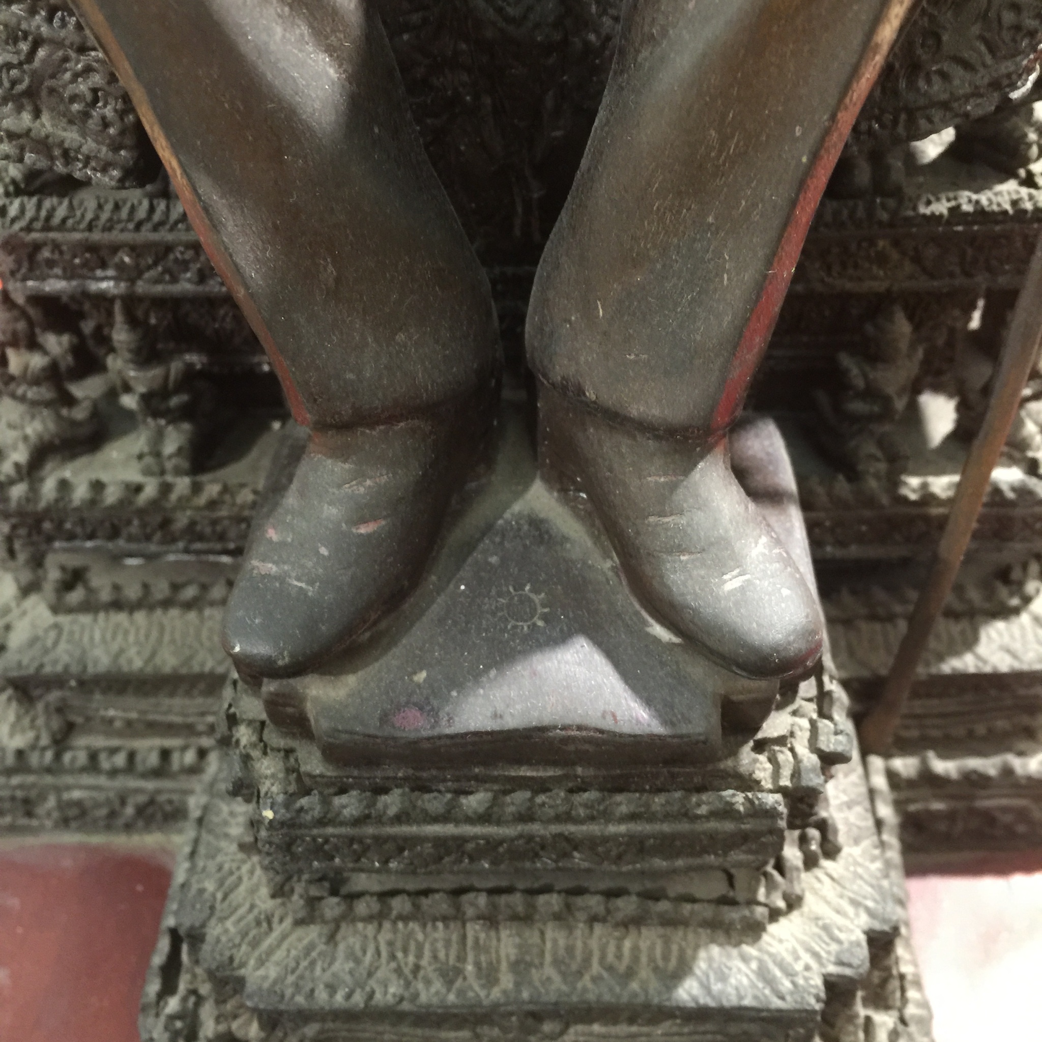 พระบรมรูปพระบาทสมเด็จพระเจ้าอยู่หัวรัชกาลที่9(นั่งบัลลังก์) กระทรวงมหาดไทยจัดสร้าง ปี2539