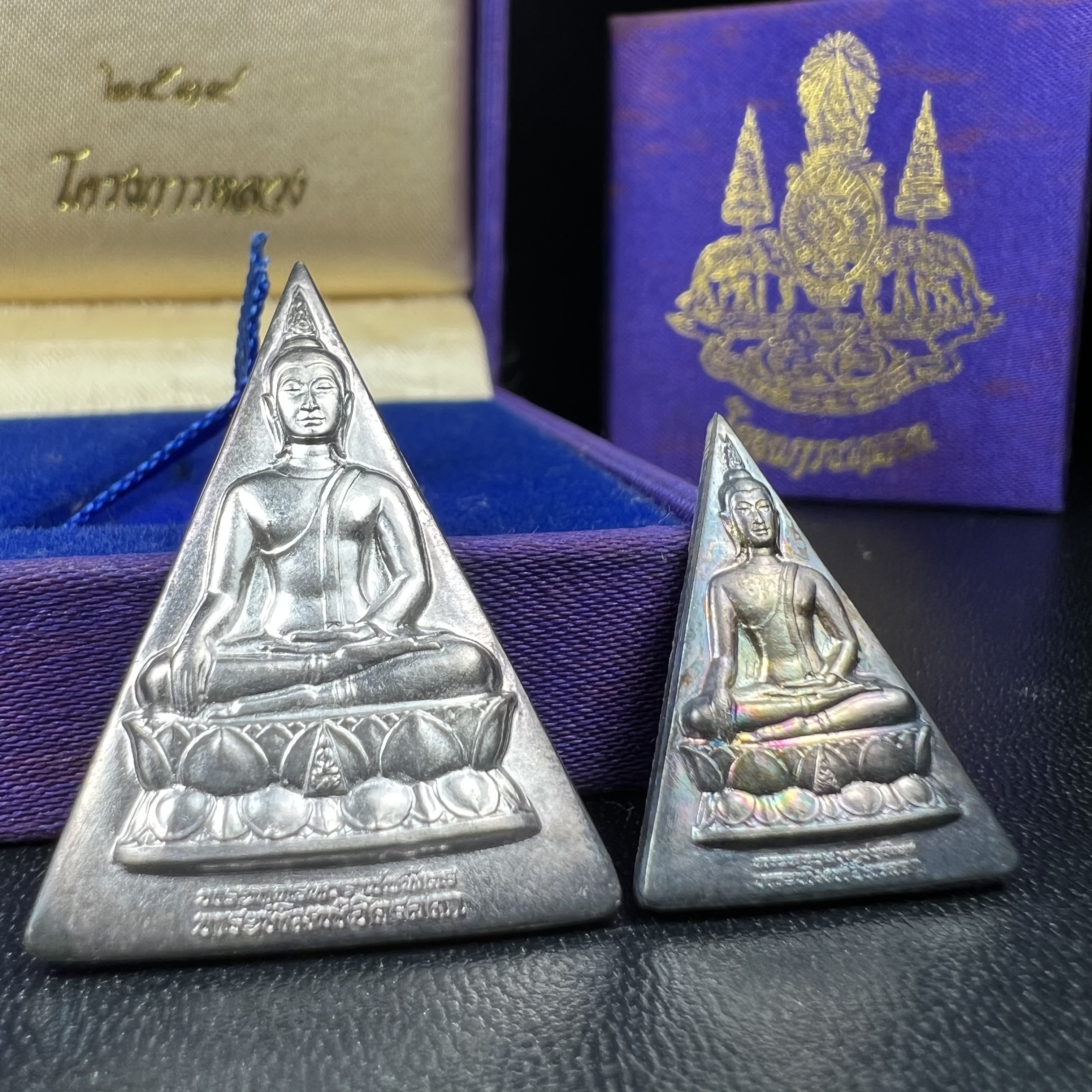 พระพุทธนวราชบพิตร พระพิมพ์จิตรลดา โครงการหลวง ปี2539 (พิมพ์ใหญ่+พิมพ์เล็ก) เนื้อเงินผิวเดิมขึ้นสีรุ่ง สวย แบบนิยมพร้อมกล่องบรรจุเดิม พิธีใหญ่ ปลุกเสกวัดพระแก้ว(1ชุด 2 องค์)