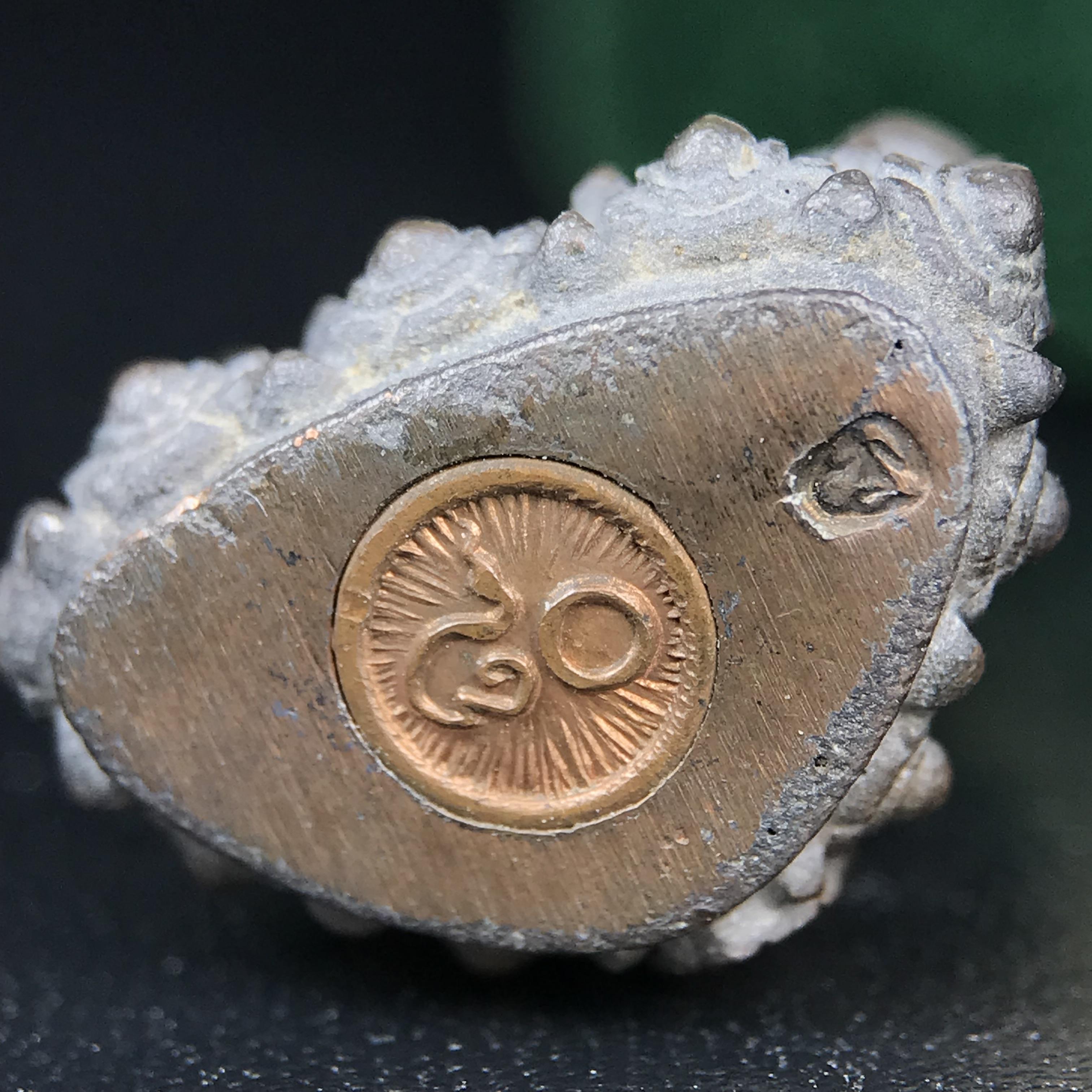 พระกริ่งวาสนา(รุ่นแรก) 80 พรรษา สมเด็จพระสังฆราช (วาสน์) วัดราชบพิธฯ ปี2521 เนื้อนวโลหะ(ตอกโค๊ตพระปิดตา) โดยมีหลวงปู่โต๊ะ วัดประดู่ฉิมพลีร่วมปลุกเสก พร้อมกล่องบรรจุเดิม(รุ่นแรก คอตั้งตรงได้สัดส่วน หายาก)