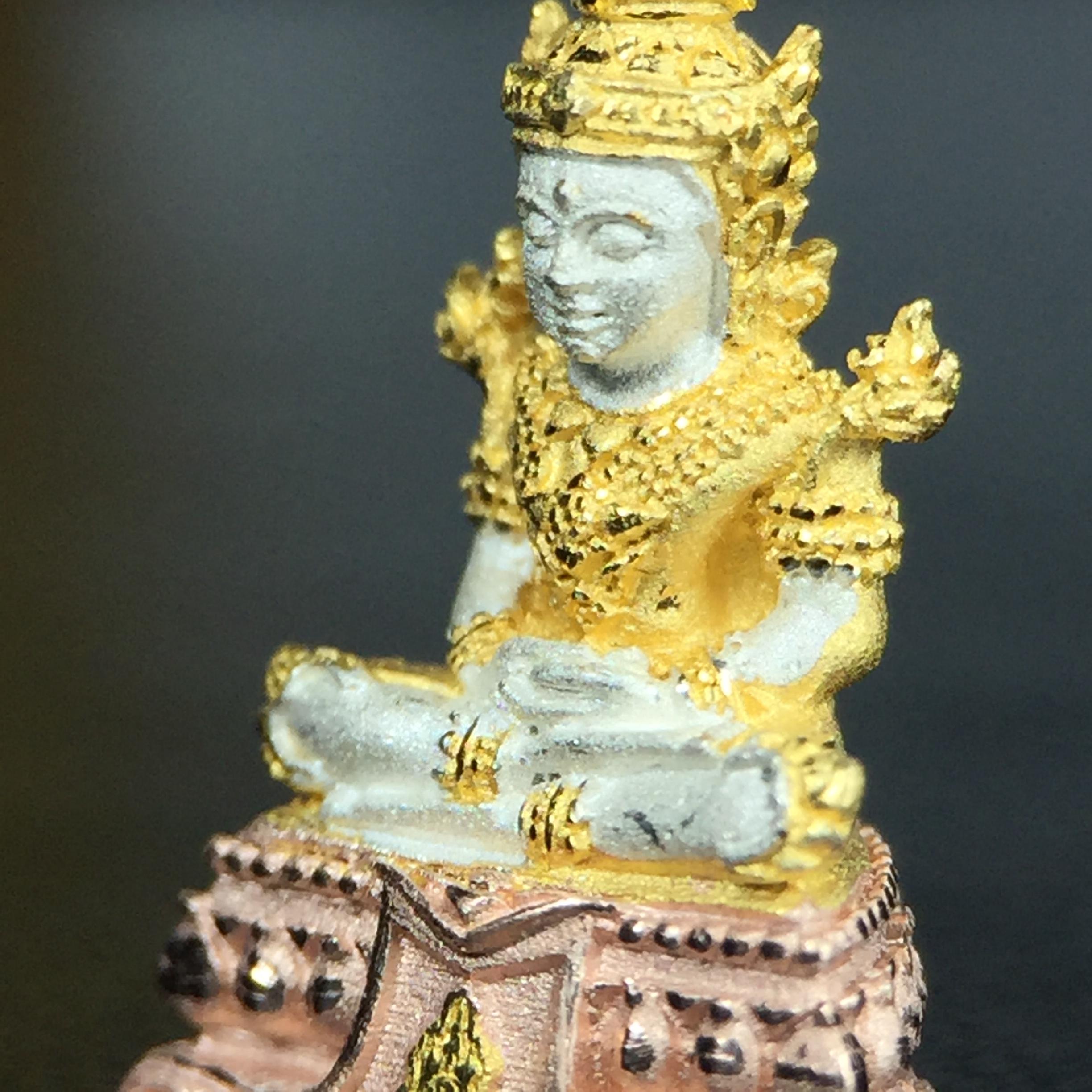 พระแก้วมรกต(จำลอง)ลอยองค์ ขนาดหน้าตัก 1/4 นิ้ว ทรงเครื่องฤดูร้อน เนื้อเงินสามกษัตริย์ ตราสัญลักษณ์ฉลองสิริราชสมบัติครบ 60 ปี พ.ศ.2549(สภาพสวย ครบ สมบูรณ์)