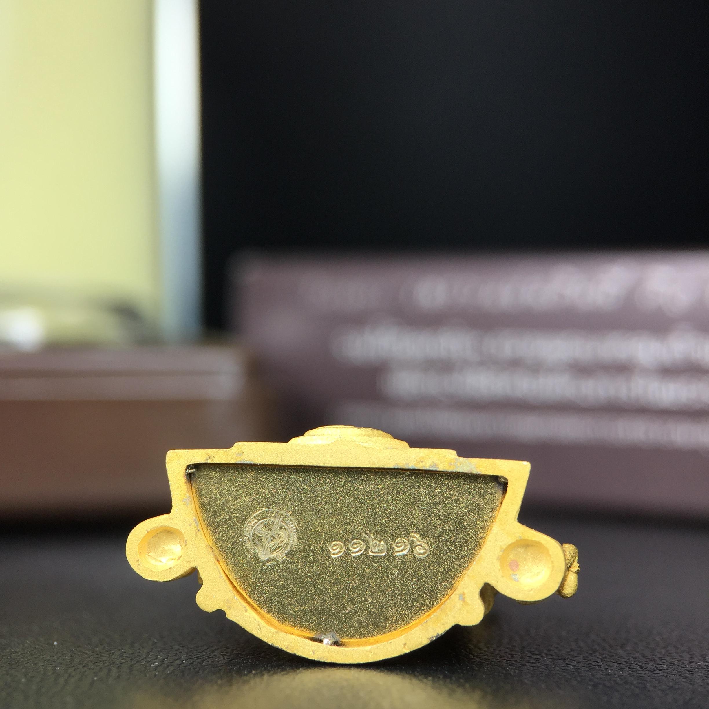 พระพุทธชินราช ภปร. โครงการ "เพราะแผ่นดินนี้ คือ แผ่นดินเกิด" ปี2548(รุ่นแรก) ลอยองค์ หน้าตัก 1/2 นิ้ว เนื้อเงินสามกษัตริย์ พุทธศิลป์งดงามทรงคุณค่า รุ่นยอดนิยม