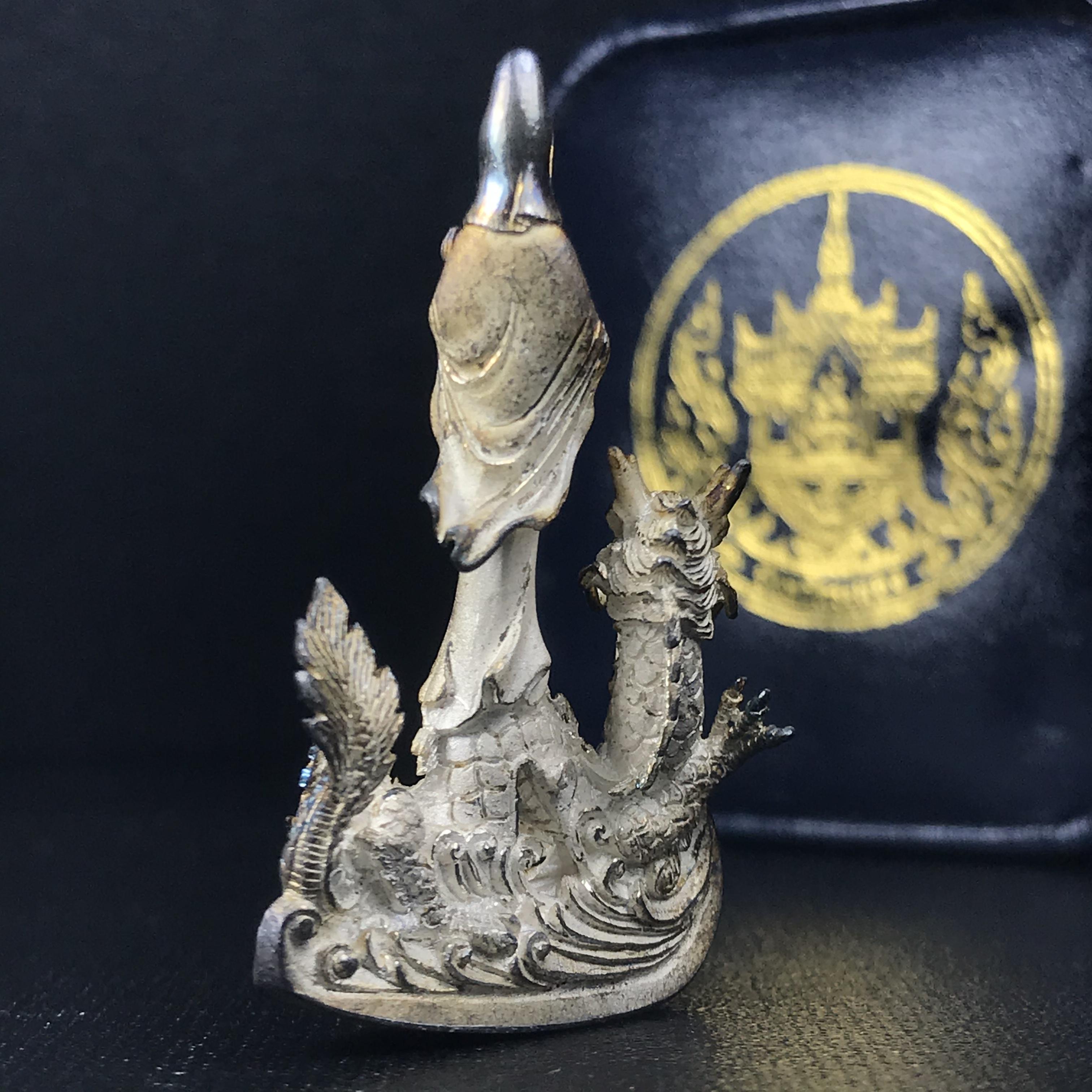 รูปหล่อลอยองค์พระโพธิสัตว์กวนอิม ทรงประทับมังกร จ.ระนอง เนื้อเงิน พิมพ์ใหญ่(สภาพผิวเดิม ขึ้นสีรุ้งธรรมชาติ แบบนิยม) เฉลิมฉลองในวโรกาสที่พระบาทสมเด็จพระเจ้าอยู่หัวทรงครองสิริราชสมบัติครบ 50 ปี จ.ระนอง พ.ศ.2539