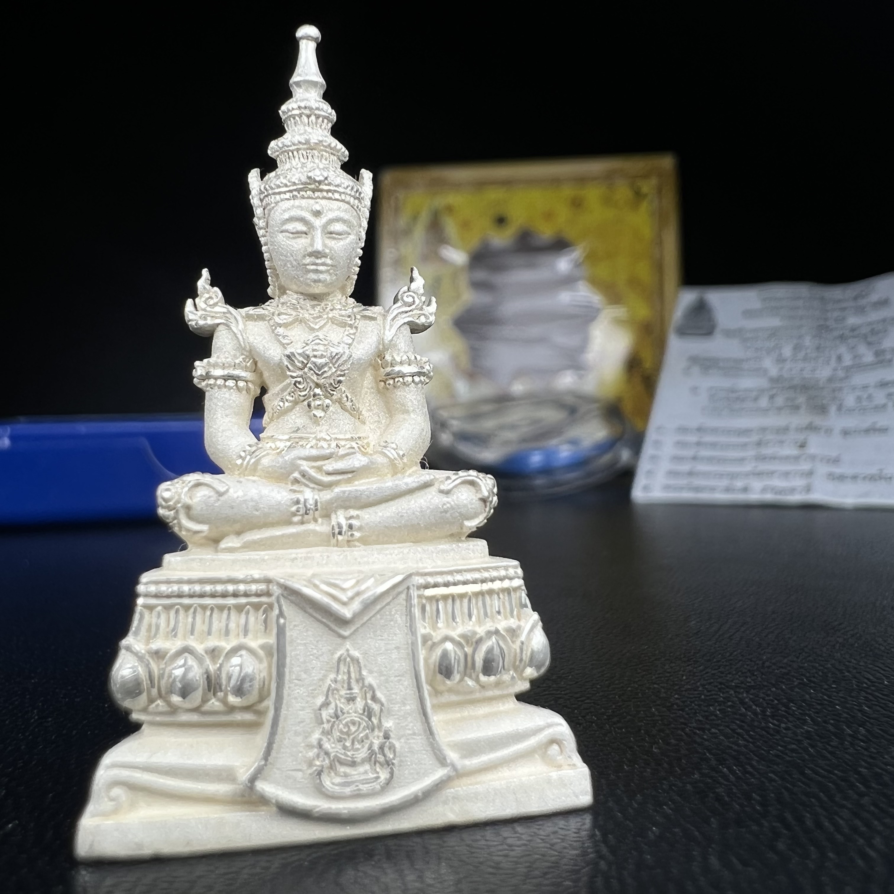 พระแก้วมรกต(จำลอง)ลอยองค์ ขนาดหน้าตัก 1/2 นิ้ว ทรงเครื่องฤดูร้อน เนื้อเงิน ตราสัญลักษณ์ฉลองสิริราชสมบัติ ครบ 60 ปี พ.ศ.2549(สภาพสวย ครบ สมบูรณ์))