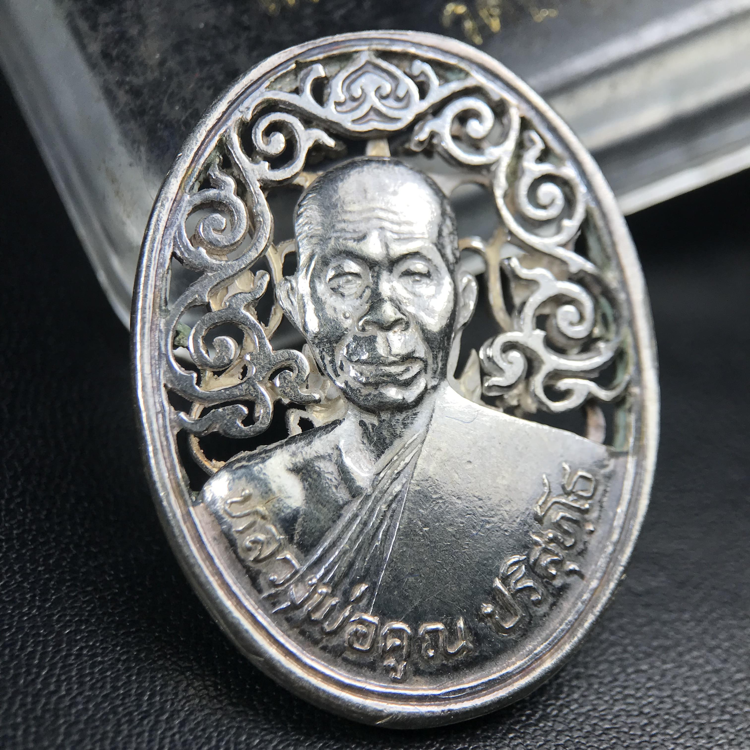 เหรียญหลวงพ่อคูณ ปริสุทโธ วัดบ้านไร่ รุ่น สก. ปี 2536 พิมพ์ลายฉลุ เนื้อเงิน(สวย งดงาม หายาก) งานมหามงคลเฉลิมพระชนมพรรษา 5 รอบ สมเด็จพระบรมราชินีนาถ จัดสร้างโดย กองพลทหารราบที่๒ ทหารเสือราชินี รักษาพระองค์ (พิธีใหญ่ ประวัติชัดเจน อีกหนึ่งรุ่นยอดนิยม)