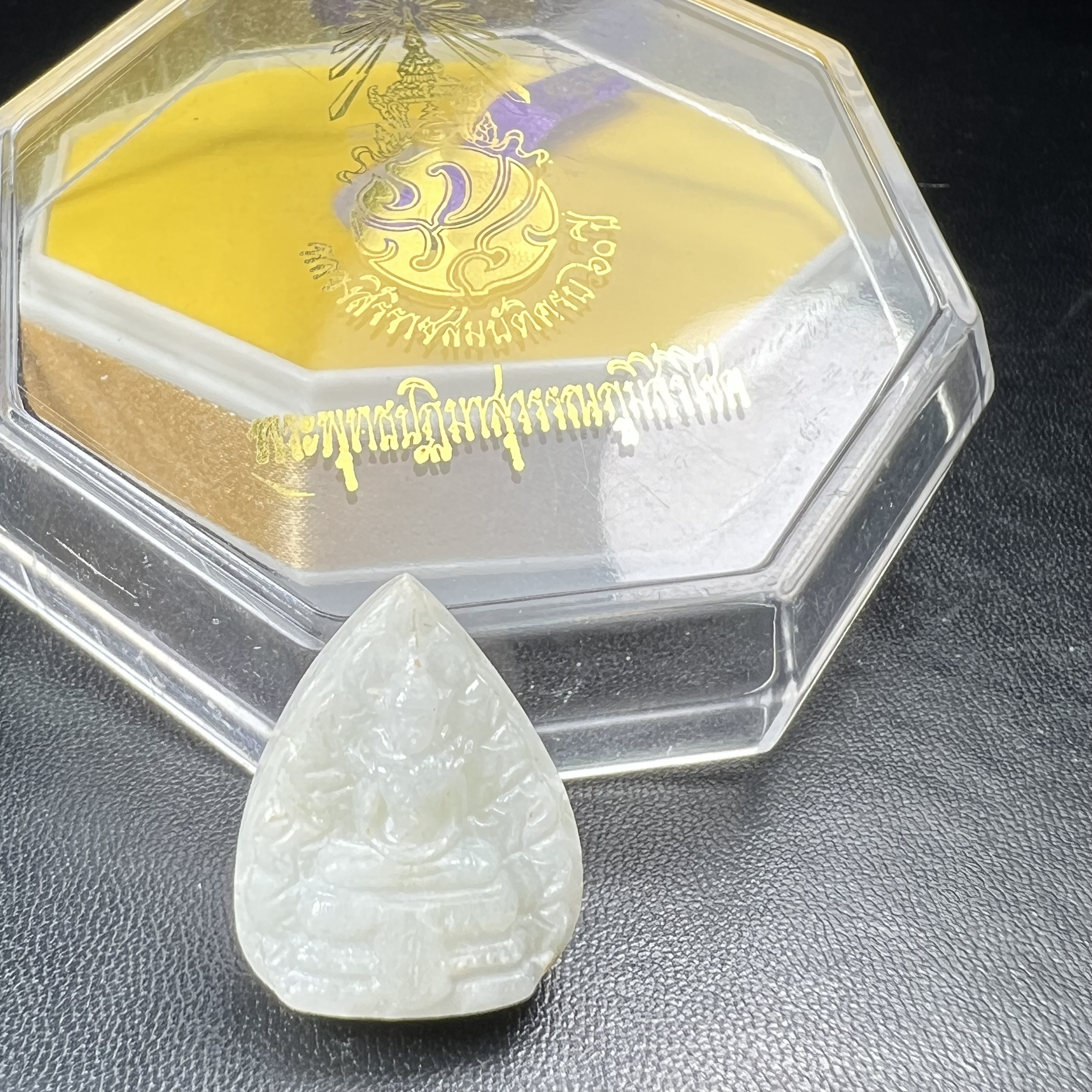 พระแก้วหยกใบโพธิ์ พระพุทธปฏิมาสุวรรณภูมิสิริโชค ภปร. การบินไทยจัดสร้างขึ้น เนื่องในวโรกาสฉลองสิริราชสมบัติครบ60ปี พุทธศักราช 2549 พิธีปลุกเสกวัดพระศรีรัตนศาสดาราม(วัดพระแก้ว) สวยๆพร้อมกล่อง สร้างน้อย หายาก(องค์หมายเลข3824) 1 ใน 6000 องค์