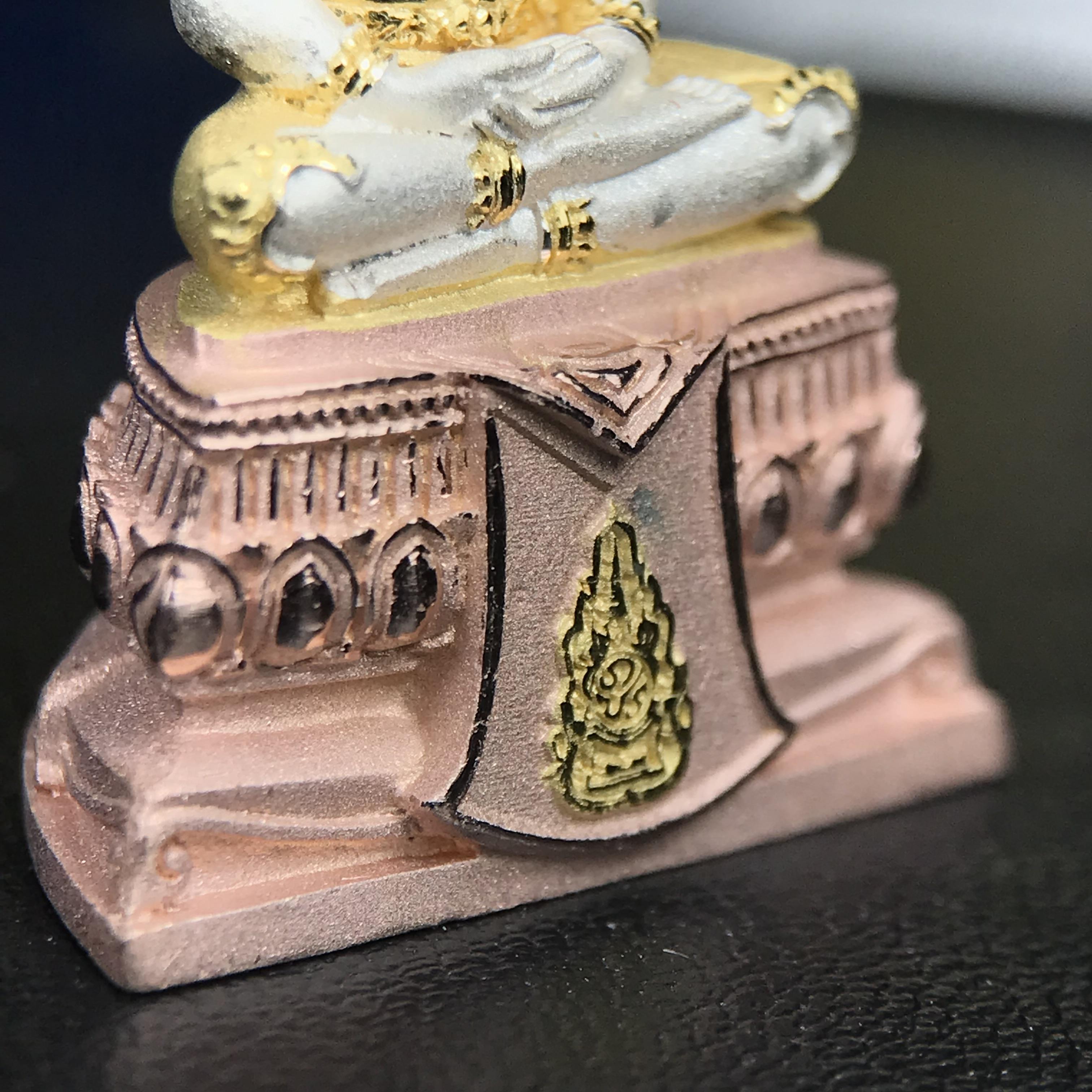 พระแก้วมรกต ทรงเครื่องฤดูร้อน พระราชทานประดิษฐานตราสัญลักษณ์ฉลองสิริราชสมบัติ ครบ 60 ปี ในหลวงรัชกาลที่ 9 พ.ศ.2549 เนื้อเงินสามกษัตริย์ลอยองค์พิมพ์ใหญ่ สูง 3.6 ซม. ขนาดหน้าตัก 1/2 นิ้ว (พิธีใหญ่มหาพุทธาภิเษก ณ พระอุโบสถวัดพระแก้ว เกจิอาจารย์ 108 รูป )