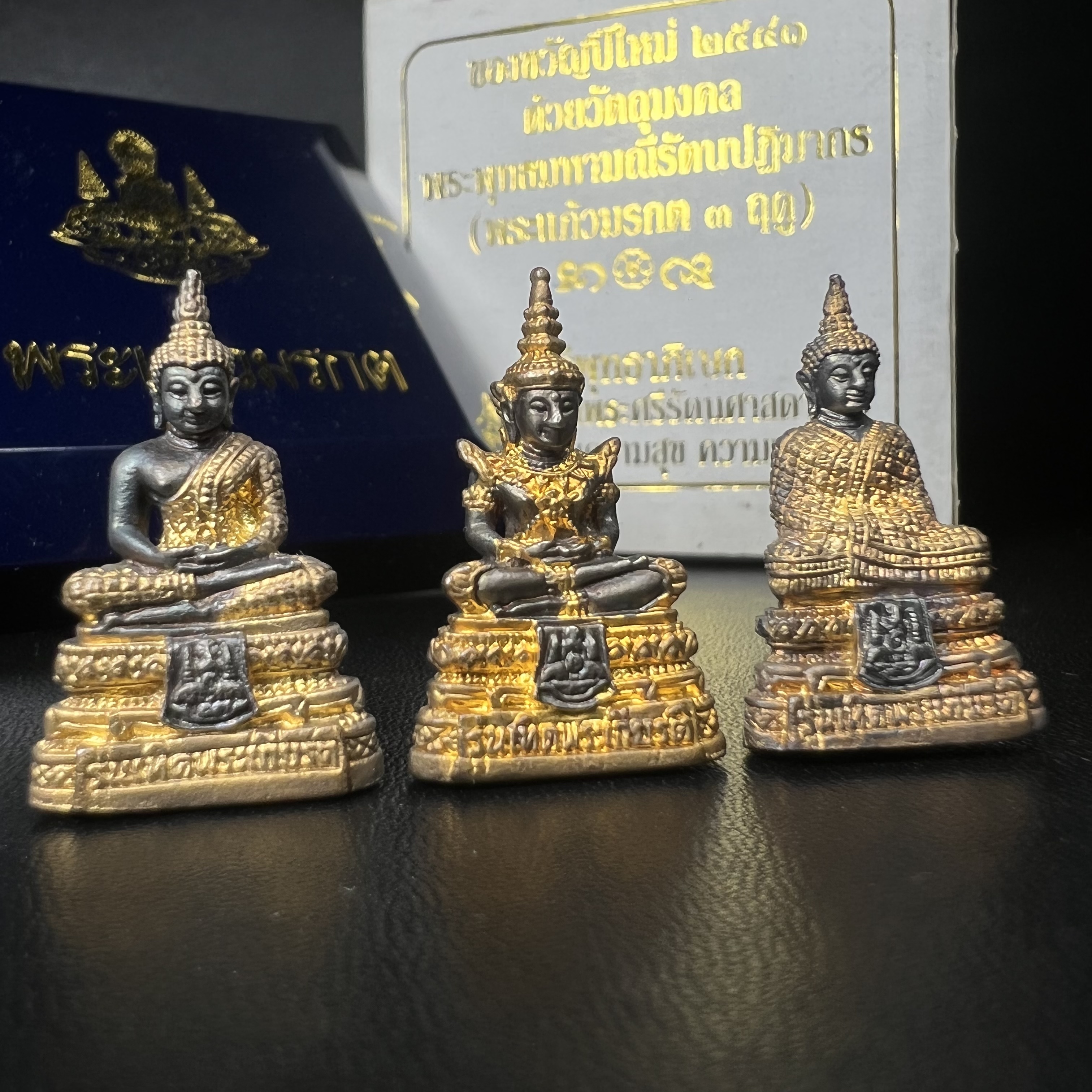 พระแก้วมรกต รุ่นเทิดพระเกียรติ พิธีมหาพุทธาภิเษก ณ.วัดพระศรีรัตนศาสดาราม วันเสาร์ห้าที่ 26 เม .ย. 2540 ชุด 3 ฤดู (1 ชุด 3 องค์)เนื้อสองกษัตริย์ ผิวเดิมครบชุดพร้อมกล่องบรรจุเดิม