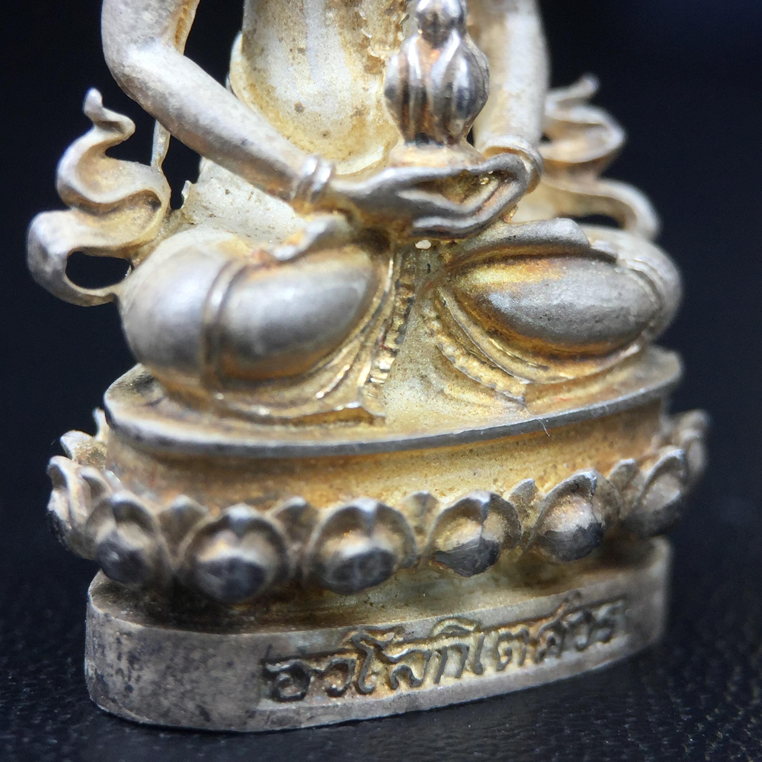 พระกริ่งอวโลกิเตศวร ( เจ้าแม่กวนอิม ) วัดโพธิ์แมนคุณาราม เนื้อเงิน พ่นทราย(ผิวเดิม ขึ้นสีรุ้งธรรมชาติ แบบนิยม เสน่ห์ของพระเนื้อเงิน) รุ่นอุดมโภคทรัพย์ พ.ศ.2539(อีกหนึ่งรุ่นยอดนิยม พุทธศิลป์สวยงดงาม)