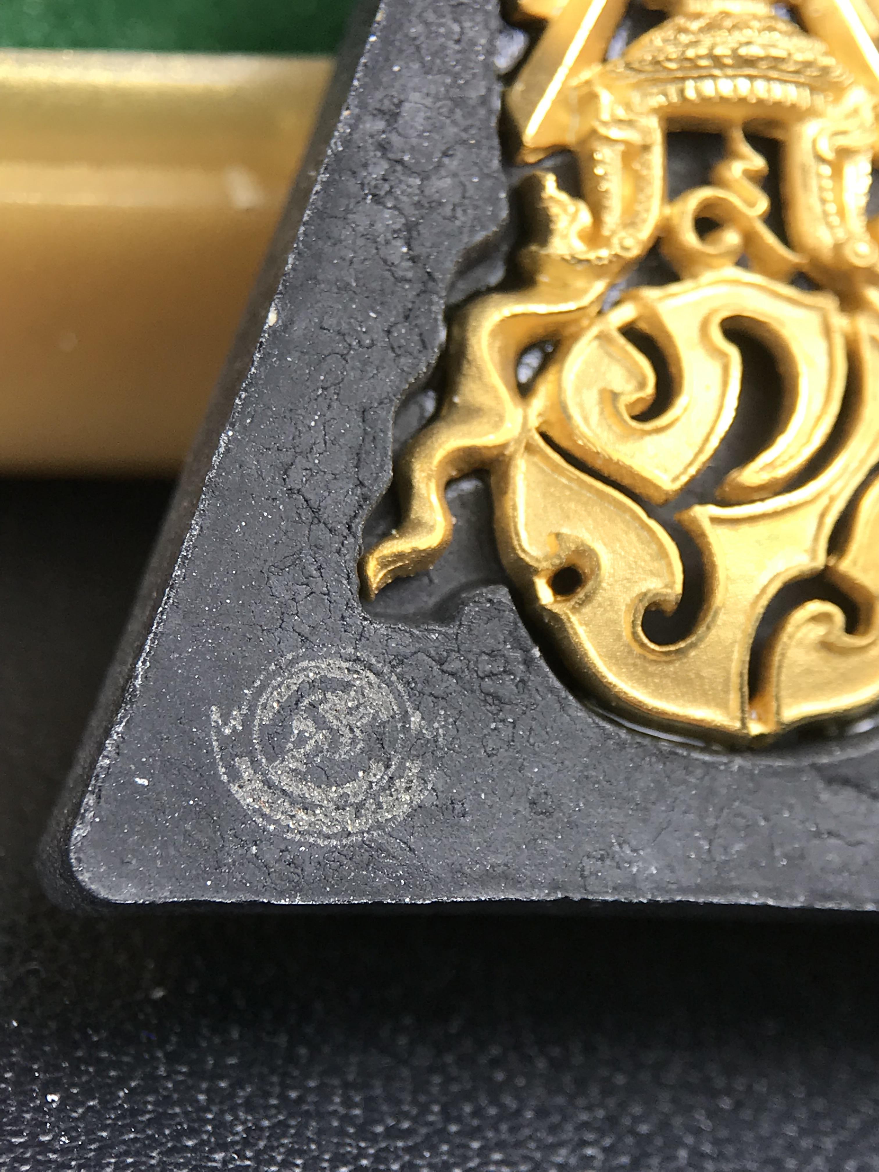 พระพุทธชินราช ภปร. 84พรรษา เนื้อผงปิดทองด้านหน้า หลัง ภ.ป.ร. เนื้อทองคำ(2.6 กรัม) (พระราชทานมวลสาร จิตรลดาและเส้นพระเจ้า(เส้นผม)ในหลวงรัชกาลที่9)พุทธศิลป์ทรงคุณค่าอีกหนึ่งรุ่นยอดนิยม(องค์หมายเลข ๑๑๐๙)1 ใน 3000 องค์ หายาก