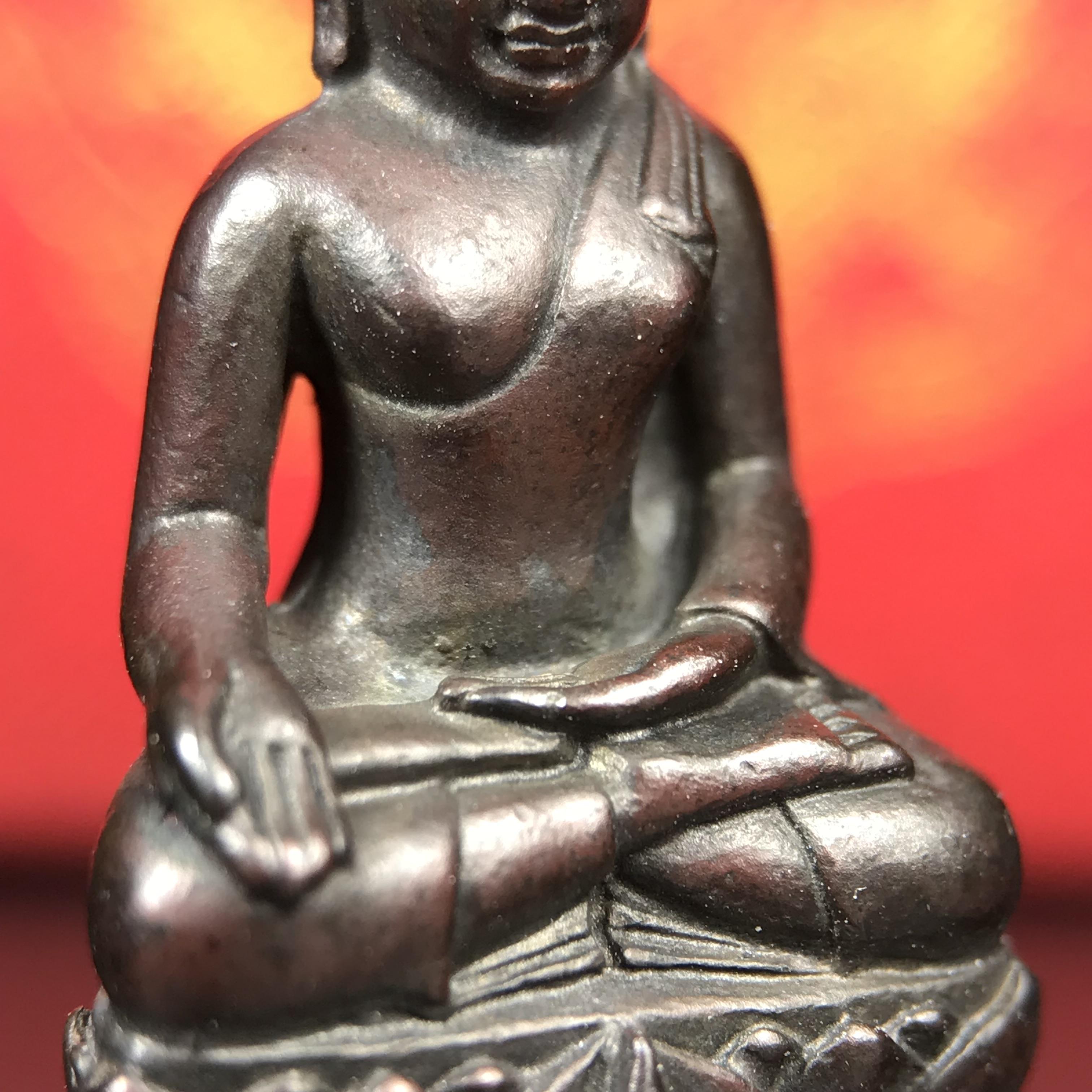 พระกริ่งไพรีพินาศ บรรจุเหล็กไหล ครั้งแรกและครั้งเดียวในประวัติศาสตร์ เฉลิมพระเกียรติ พระบาทสมเด็จพระเจ้าอยู่หัวรัชกาลที่9 พระชนมพรรษา 6 รอบ ปี2542 เนื้อนวโลหะผสมทองคำ(บรรจุเหล็กไหล)ดีนอก-ดีใน พิธีใหญ่ มวลสารเด่น (หายาก)