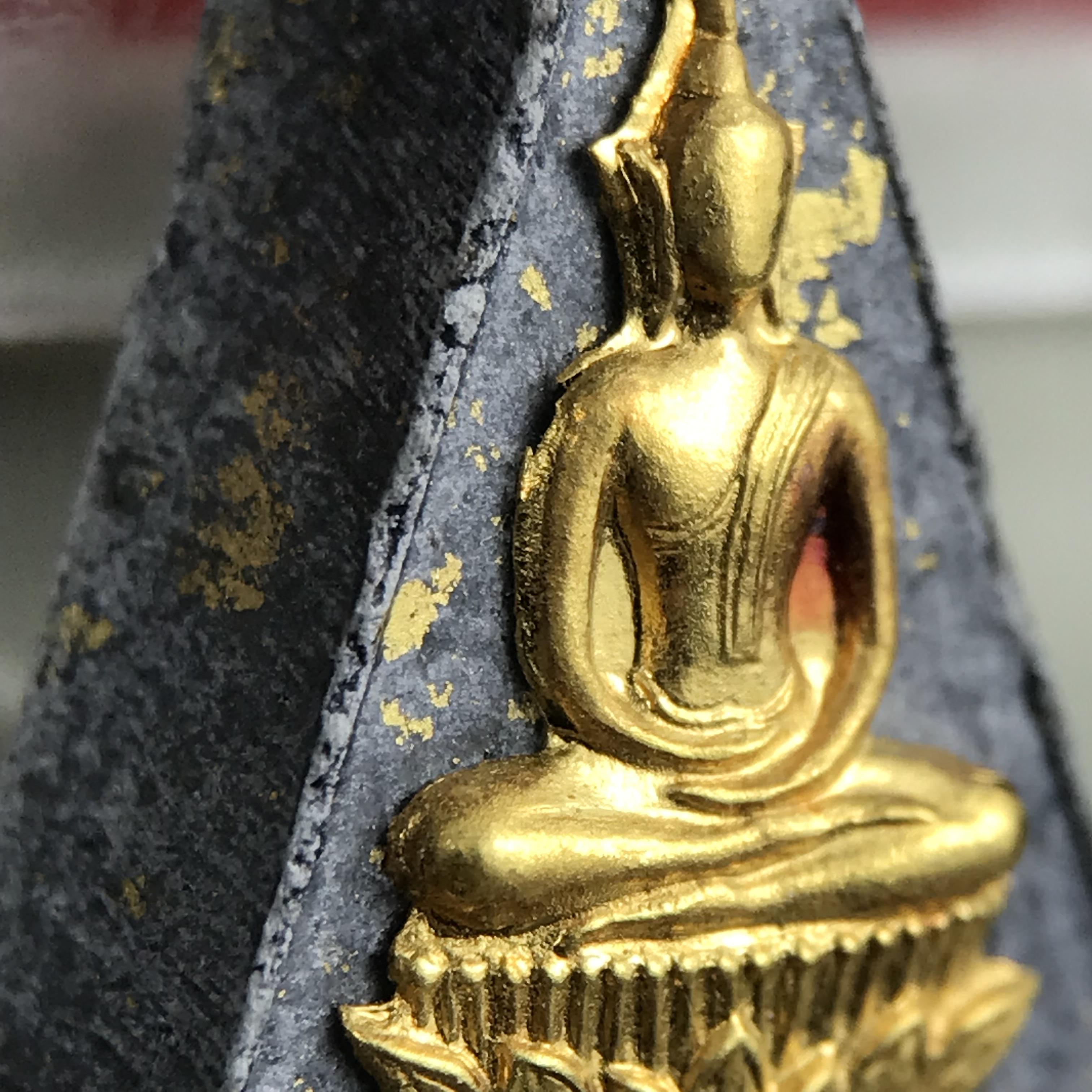 พระกำลังแผ่นดิน พระราชทาน วัดบวรนิเวศวิหาร ปี 2539 พิมพ์เล็กหน้ากากทองคำ (ในหลวง รัชกาลที่ 9 พระราชทานมวลสารจิตรลดา)นิยมหายาก