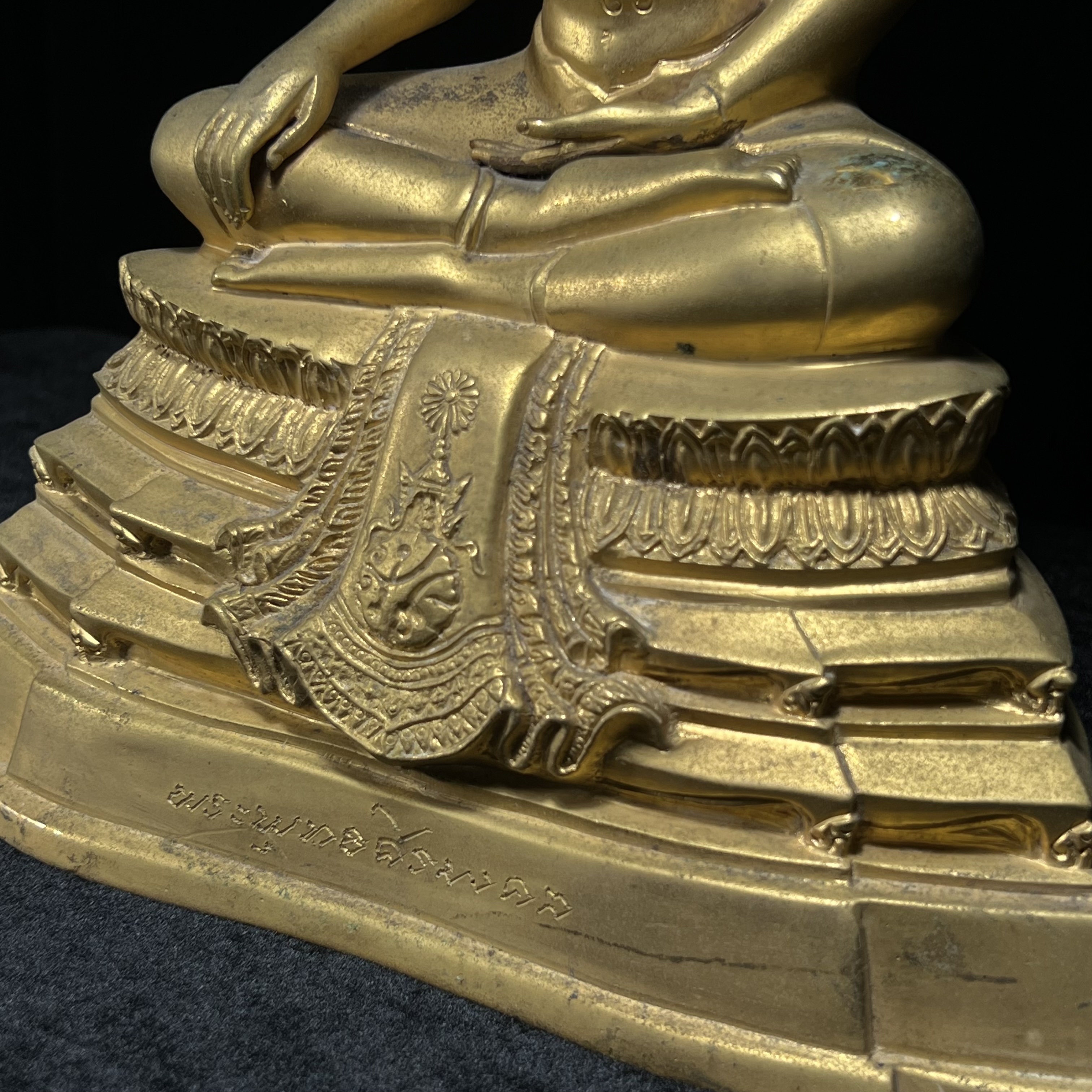 พระบูชาพระพุทธศิรมงคล ภปร. วัตถุมงคลคุ้มเกล้าปี2524 ของมูลนิธิคุ้มเกล้า โรงพยาบาลภูมิพลจัดสร้าง ขนาดหน้าตัก5นิ้ว(ในหลวงรัชกาลที่9 ทรงจุดไฟพระฤกษ์และเททอง พิธีใหญ่)ยอดนิยมหายาก