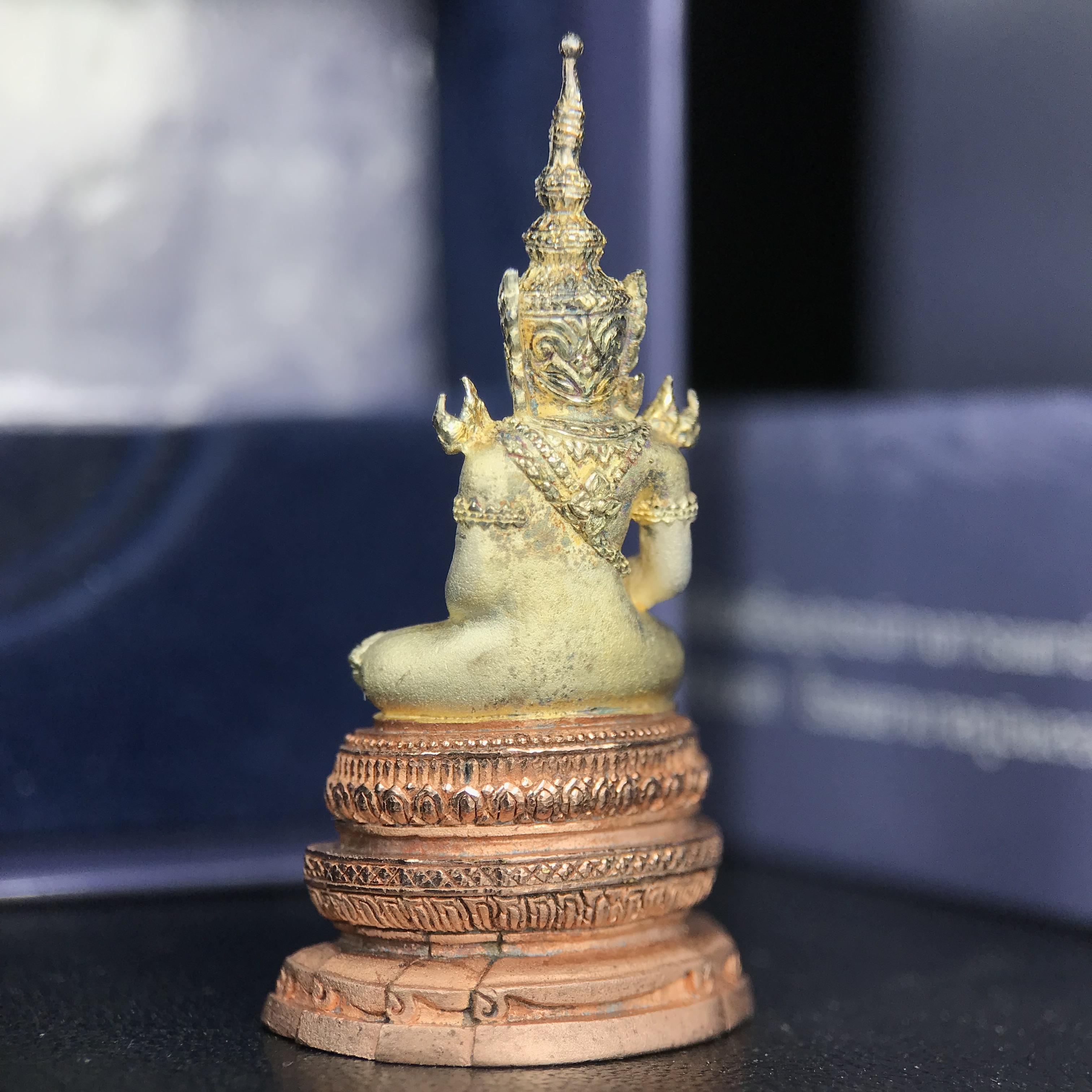 พระแก้วมรกต ภปร. ปี 2547 จัดสร้างโดยโรงพยาบาลภูมิพลอดุลยเดช เนื้อเงิน(3 กษัตริย์) ลอยองค์ หน้าตัก 1/2 นิ้ว สูง 3.7 ซม.พิธีมหามังคาภิเษก ณ พระอุโบสถวัดพระศรีรัตนศาสดาราม(วัดพระแก้ว) งดงามทรงคุณค่าอีกหนึ่งรุ่นยอดนิยม หายาก(องค์หมายเลข ๑๔๑๔)