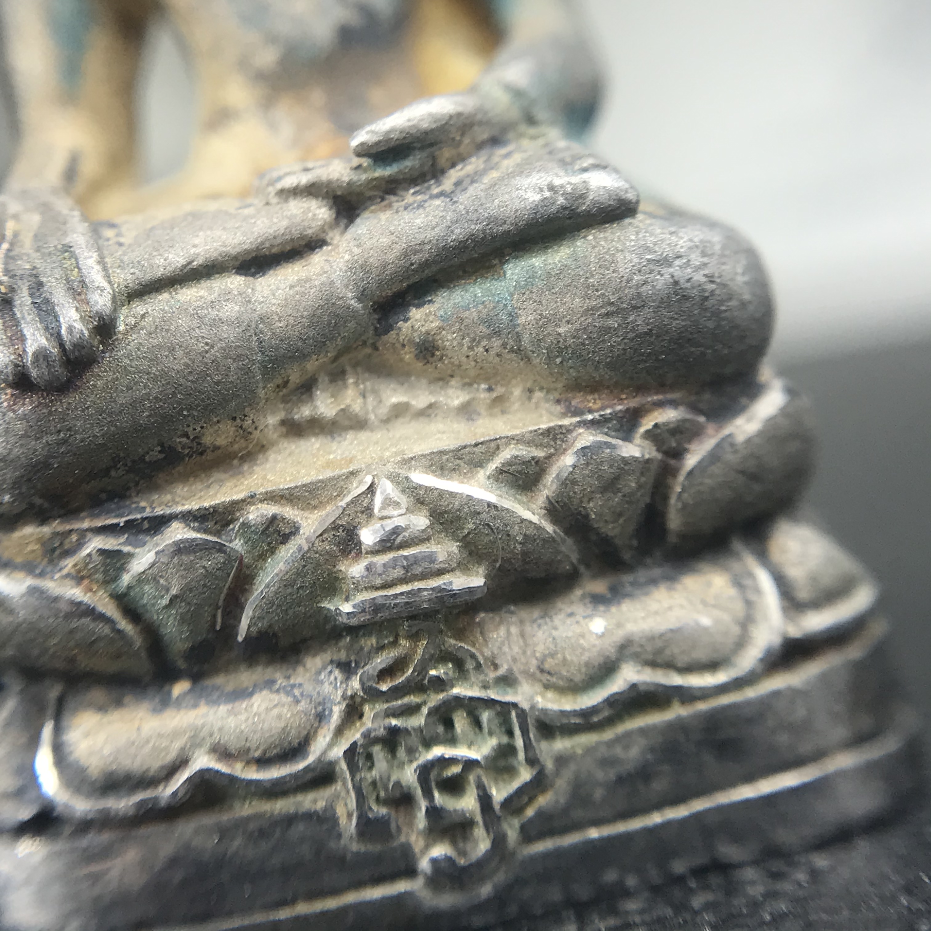 พระกริ่งไพรีพินาศ ญสส.มูลนิธิพิทักษ์ดวงตาประชาชน ฉลองศิริราชสมบัติครองราชย์ 50 ปี เนื้อเงิน(ผิวเดิม ขึ้นรุ้งธรรมชาติ แบบนิยม สวยมาก) พร้อมกล่องบรรจุเดิมและการ์ดใบรับรองเดิมครบ