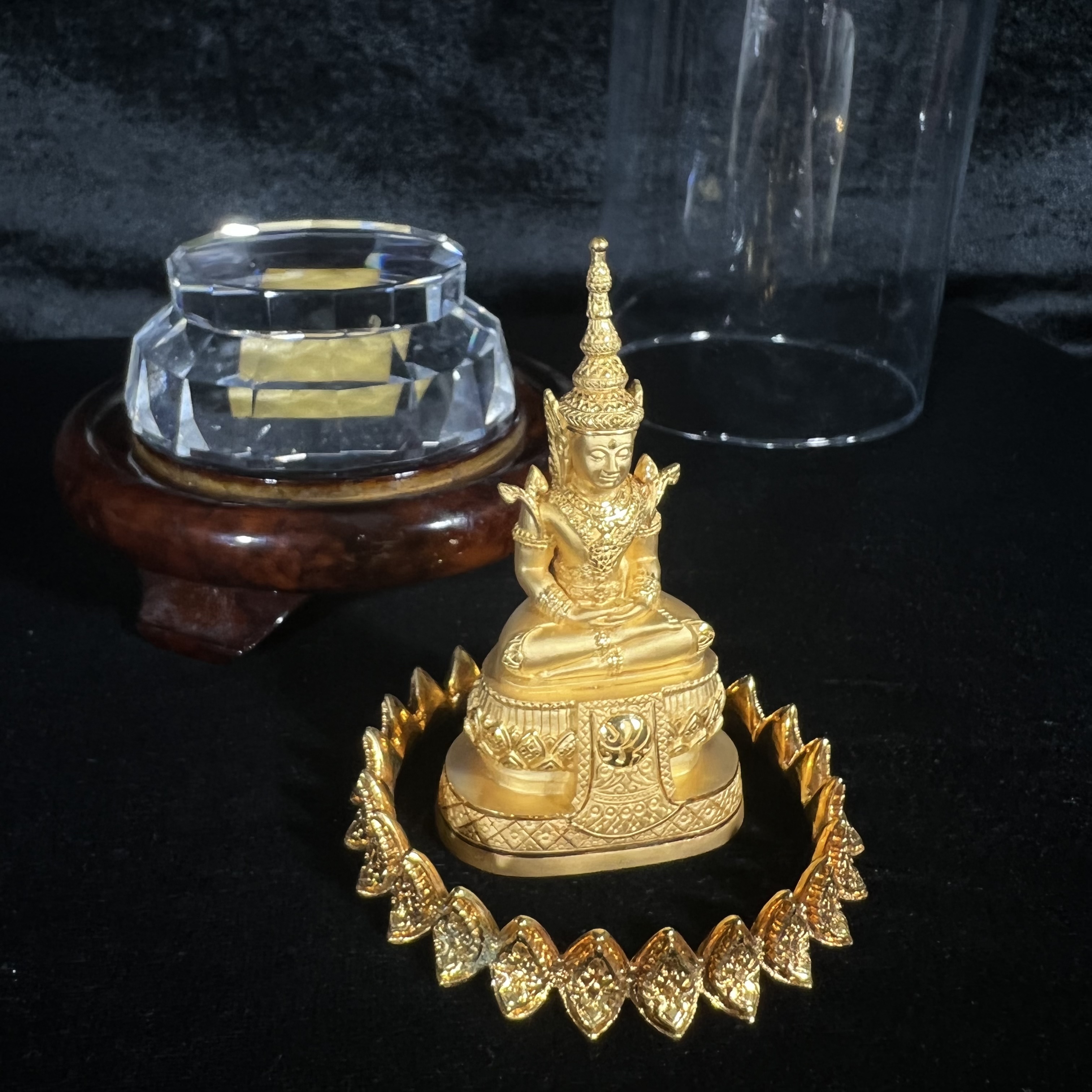 พระแก้วมรกต ภปร.(รุ่นแรก) ปี2545 รุ่นฉลองกรุงรัตนโกสินทร์ครบ 220 ปี หล่อลอยองค์ เนื้อทองคำบริสุทธิ์99.99% ขนาดบูชา 50*90 มม. พร้อมฐานวางครอบแก้วเดิม(สวยงามและหายากมาก)(1ใน1000องค์)