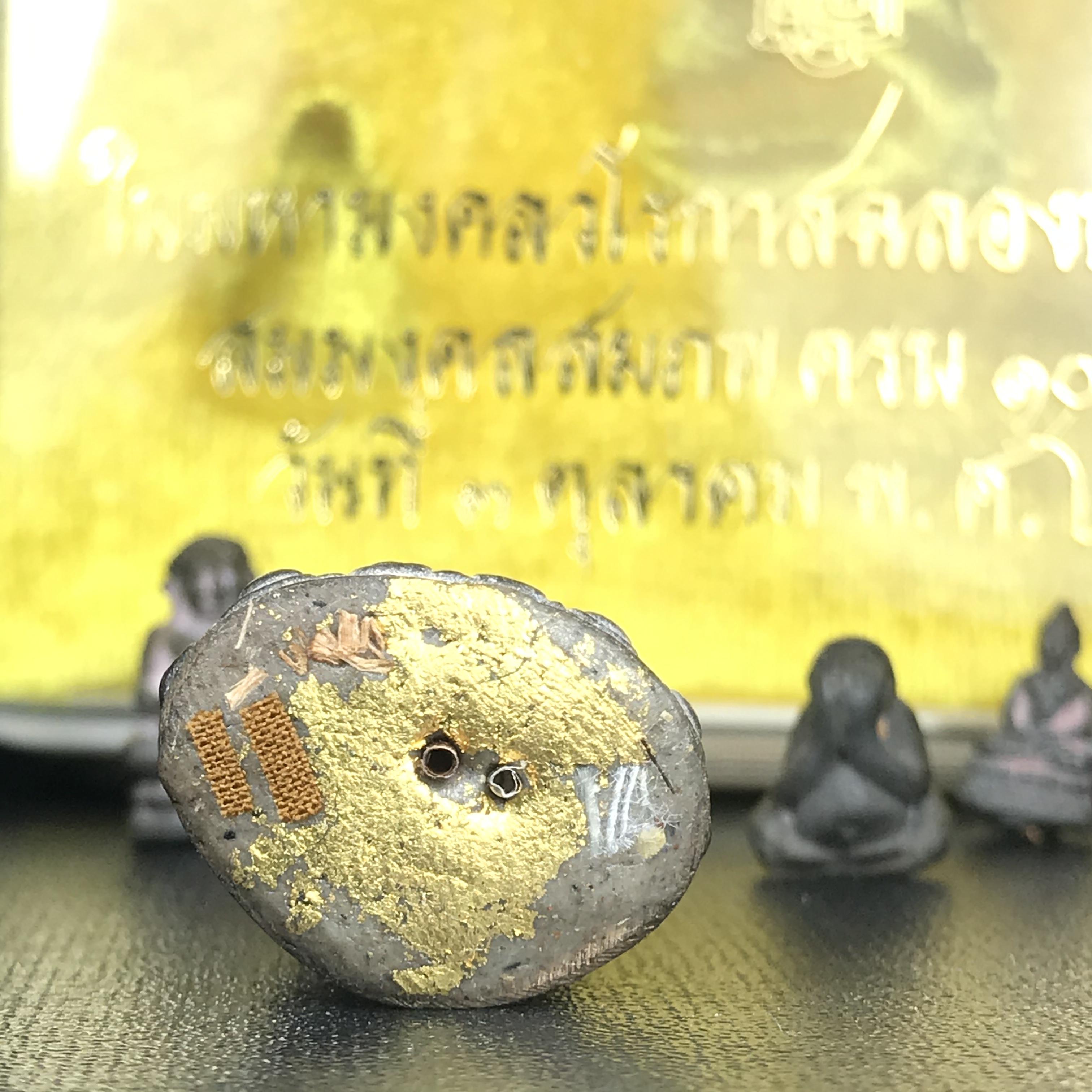 พระกริ่งชินบัญชรฉลองพระชันษา 100 ปี สมเด็จพระญาณสังวร วัดบวรนิเวศวิหาร ปี 2556 ชุดนำฤกษ์เนื้อนวโลหะแก่ทองคำ ก้นอุดผงสมเด็จพระสังฆราช (1 ใน 356 ชุด) พิธีใหญ่ มวลสารเด่น นิยมและหายากมากในปัจจุบัน