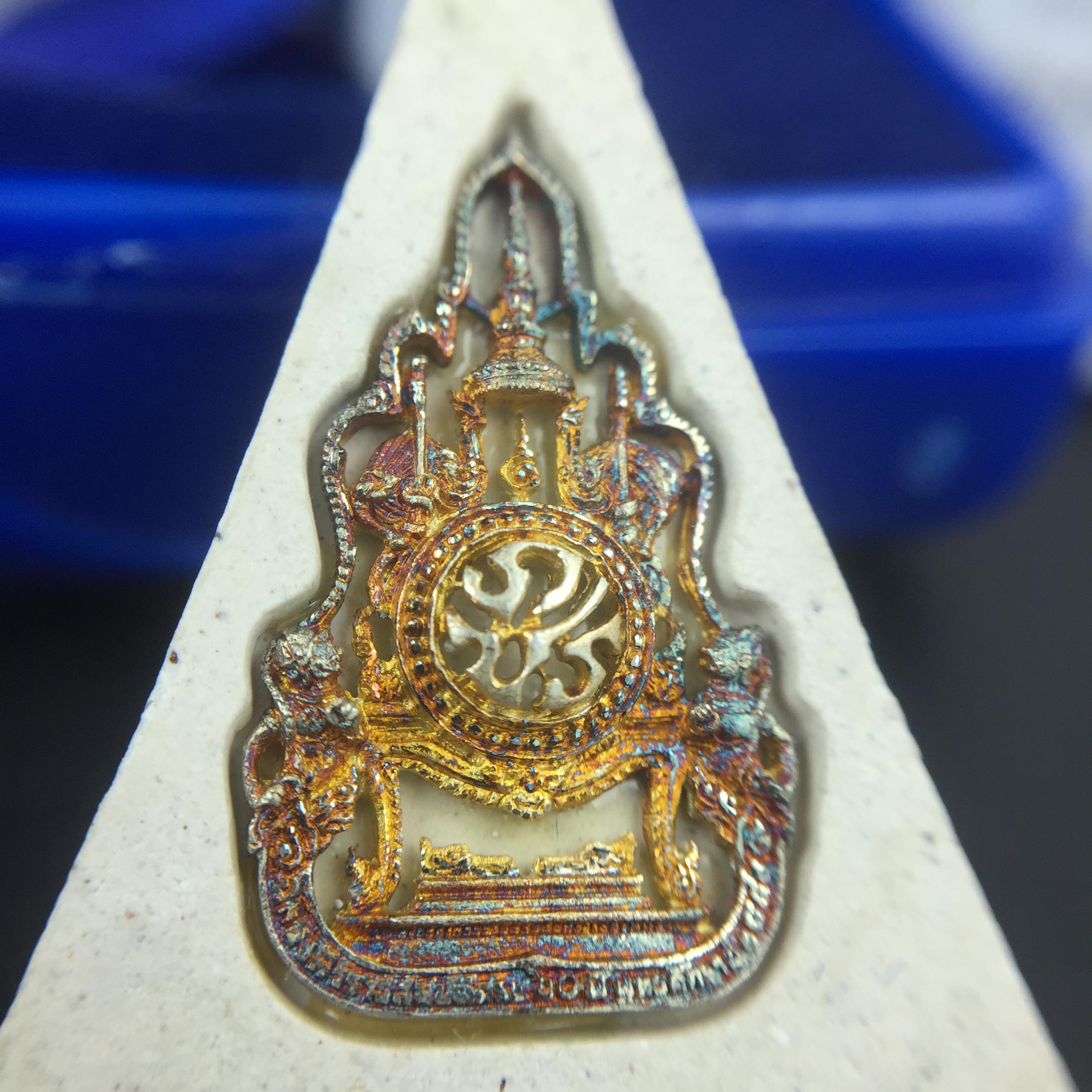 พระแก้วมรกต(จำลอง)ทรงเครื่องฤดูร้อน พระผงบูชา ด้านหน้าปิดทอง ด้านหลังตราสัญลักษณ์ฉลองสิริราชสมบัติครบ 60ปี เนื้อเงินขึ้นสีรุ้งธรรมชาติสร้างสรรค์งดงาม(รุ่นนี้ได้พระราชทานเส้นพระเจ้า(เส้นผม)รัชกาลที่9ในการจัดสร้าง)