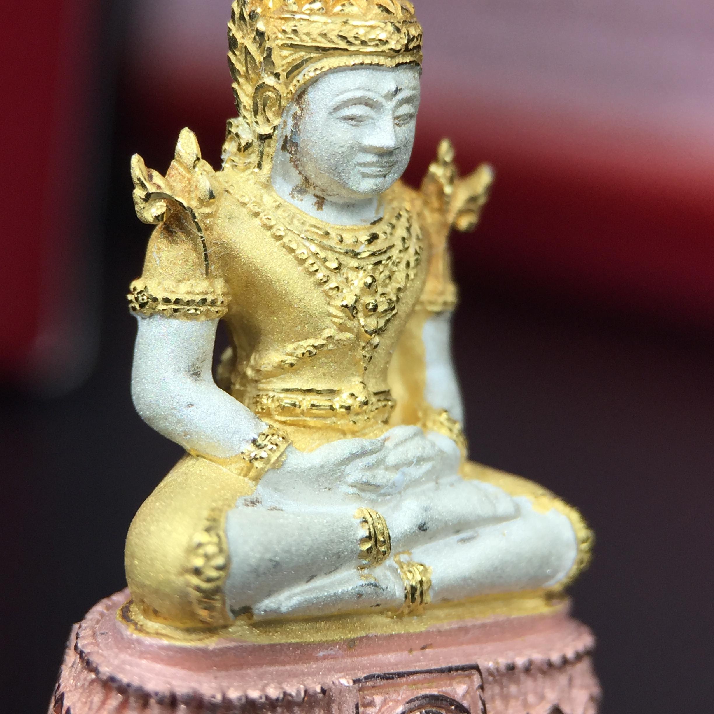 พระแก้วมรกต ภปร.(รุ่นแรก) ปี2545 รุ่นฉลองกรุงรัตนโกสินทร์ครบ 220 ปี พิมพ์ลอยองค์ใหญ่ เนื้อเงินบริสุทธิ์ 92.5% (สามกษัตริย์) ขนาด 19*35 มม. พร้อมกล่องบรรจุดิม สวยครบสมบูรณ์